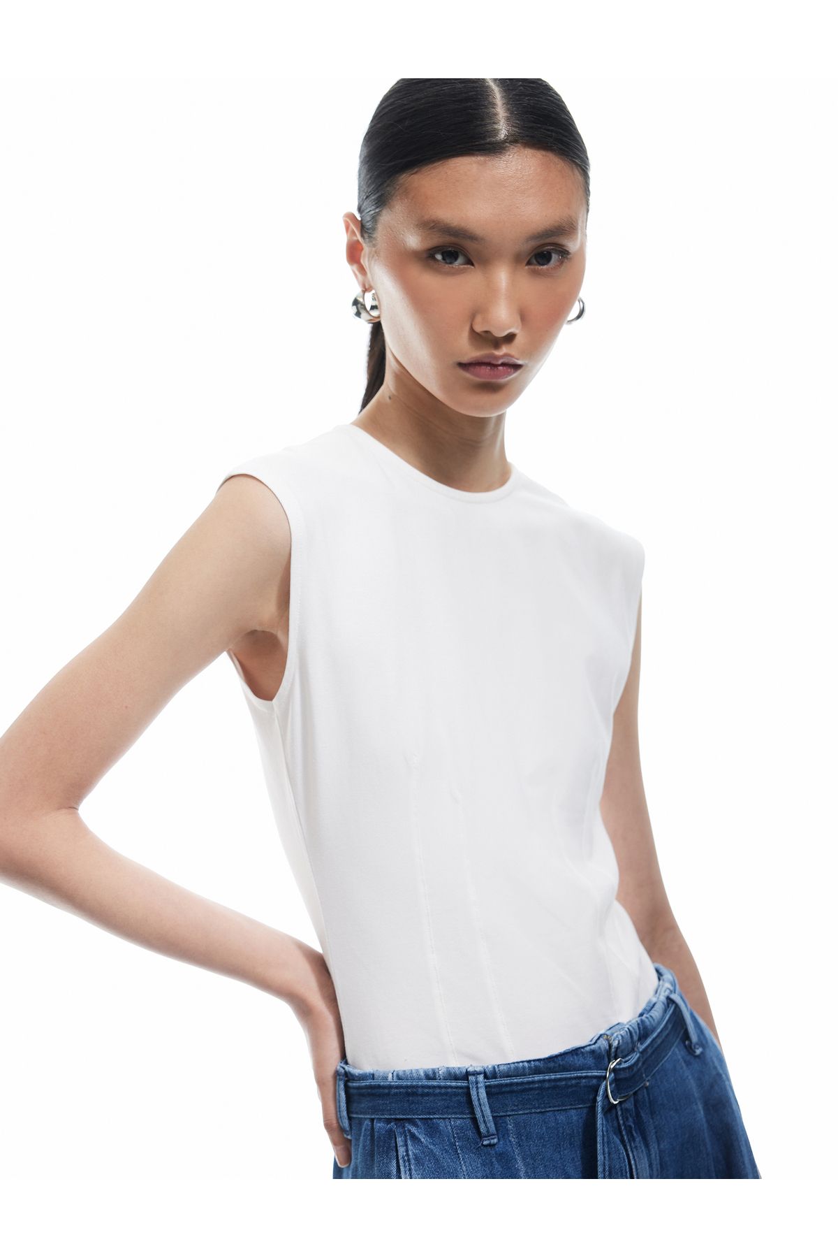 Koton Yeni Sezon Koton X Sima Tarkan - Pamuklu Slim Fit Arkadan Kapama Detaylı Sıfır Kol Tişört