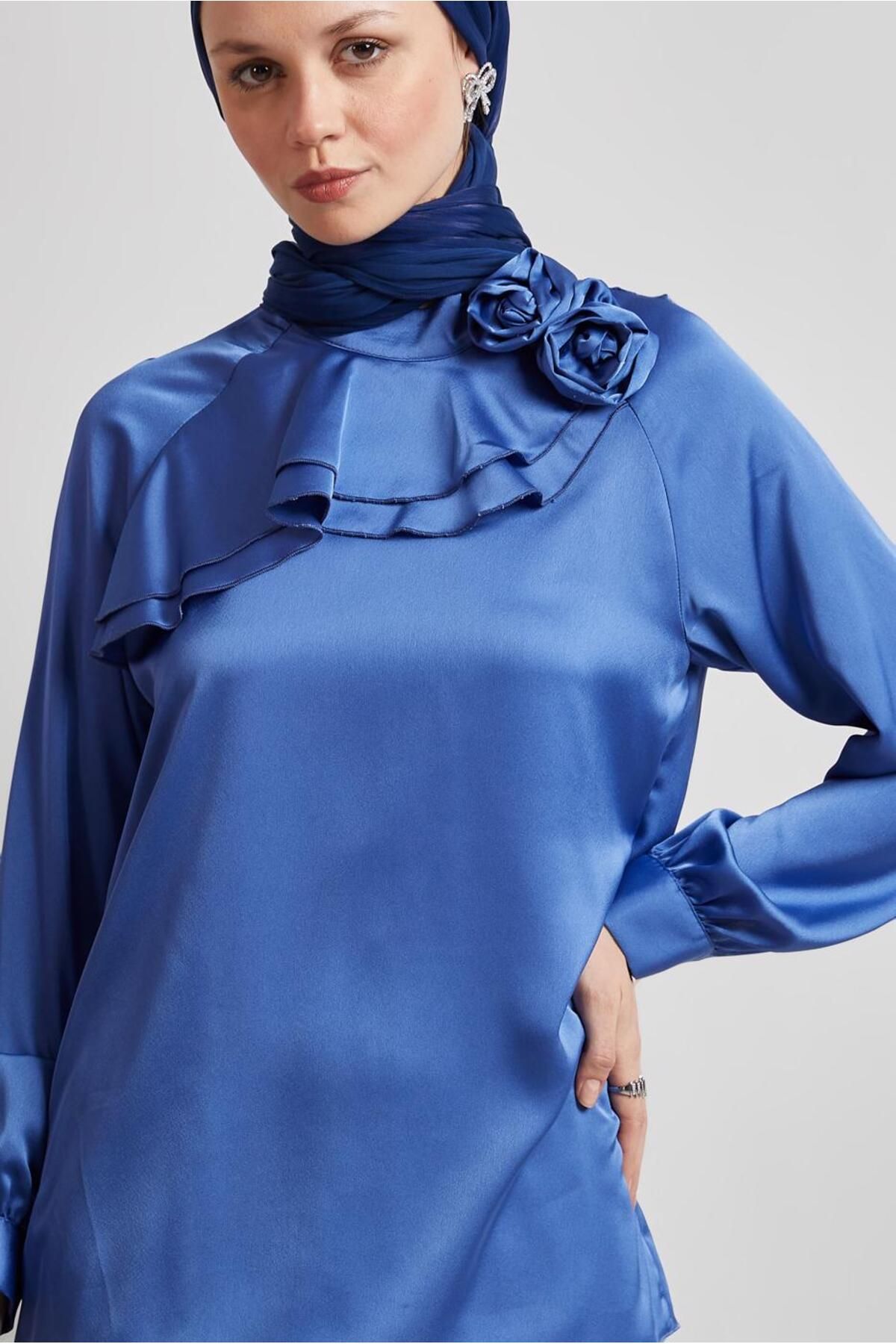 بلوز ساتن با جزئیات رز 44713 Alvina