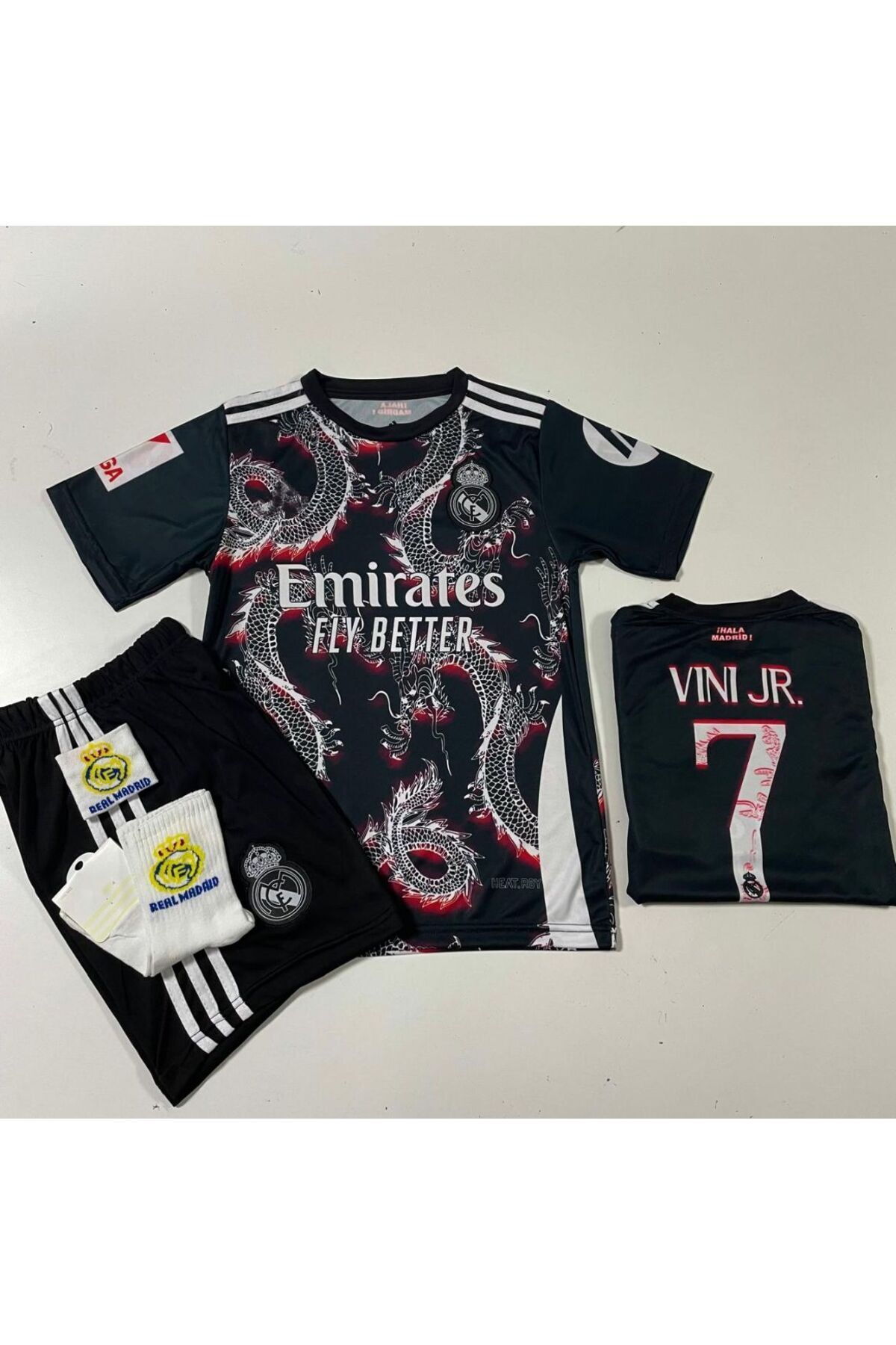 MONTENERO-R.e.a.l M.a.d.r.i.d Sezon 2024/25 Dragon Pattern Vini Jr. Set de 4 tricouri pentru copii (Arma-negru-roșu) 2