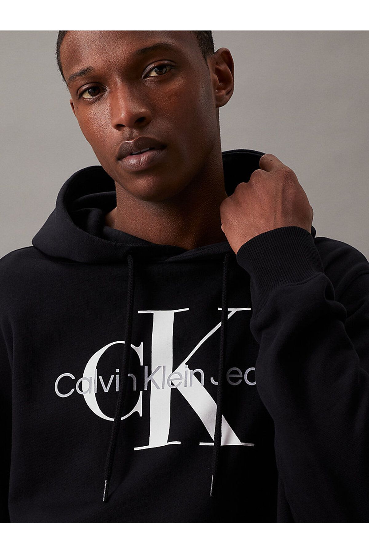 Calvin Klein-J30j320934-beh Core Monogram Pánska mikina s kapucňou Crew Neck Regular Fit Plain Black 3