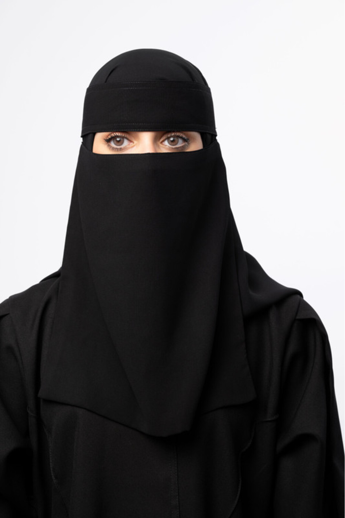 outline نقاب نسائي طويل أسود مع شريط جانبي – أنيق وناعم