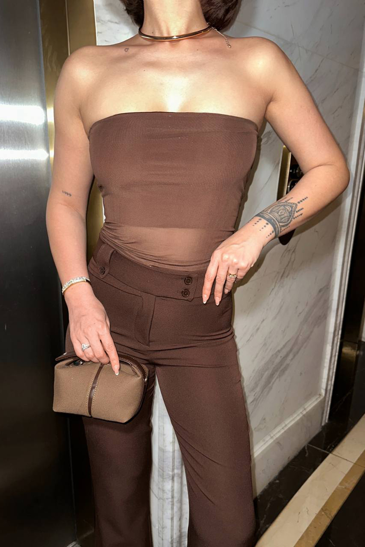 Trendyolmilla  Kahverengi Straplez Tül Detaylı Dokuma Bluz Pantolon Alt-üst Takım TPRSS25AU00008 - Görsel 3