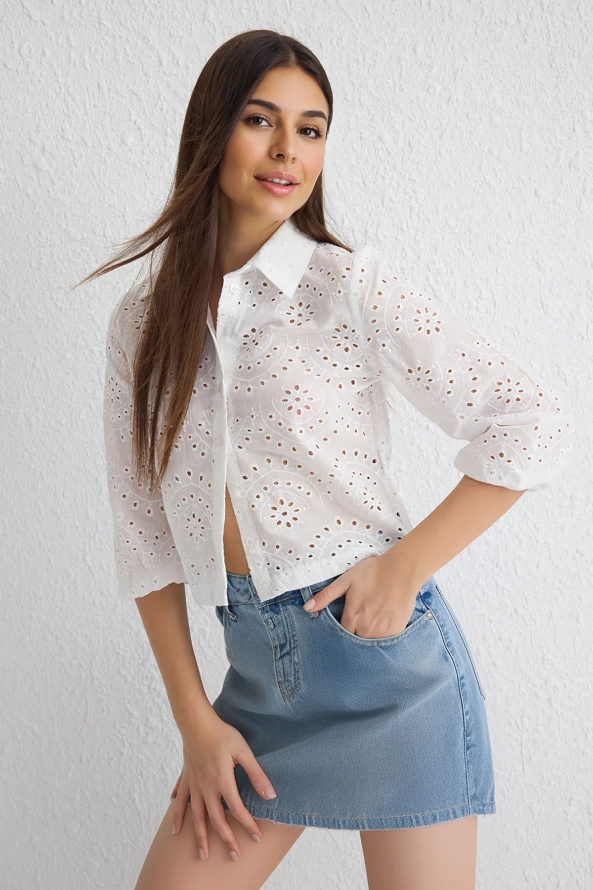 Trendyol Collection Biała Haftowana Tkanina Regular Fit Tkana Koszula Twoss25go00032 Kobieta - 36