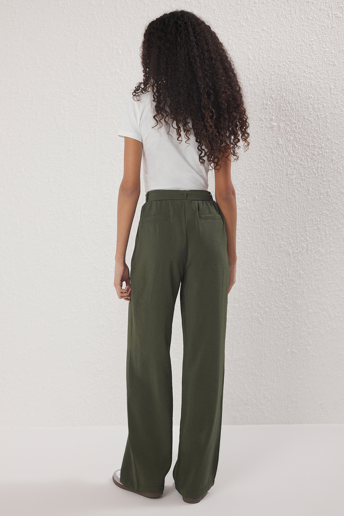 Trendyolmilla  Haki Modal Yumuşak Tuşeli Kemerli Wide Leg/Geniş Paça Pantolon TWOSS25PL00112 - Görsel 4