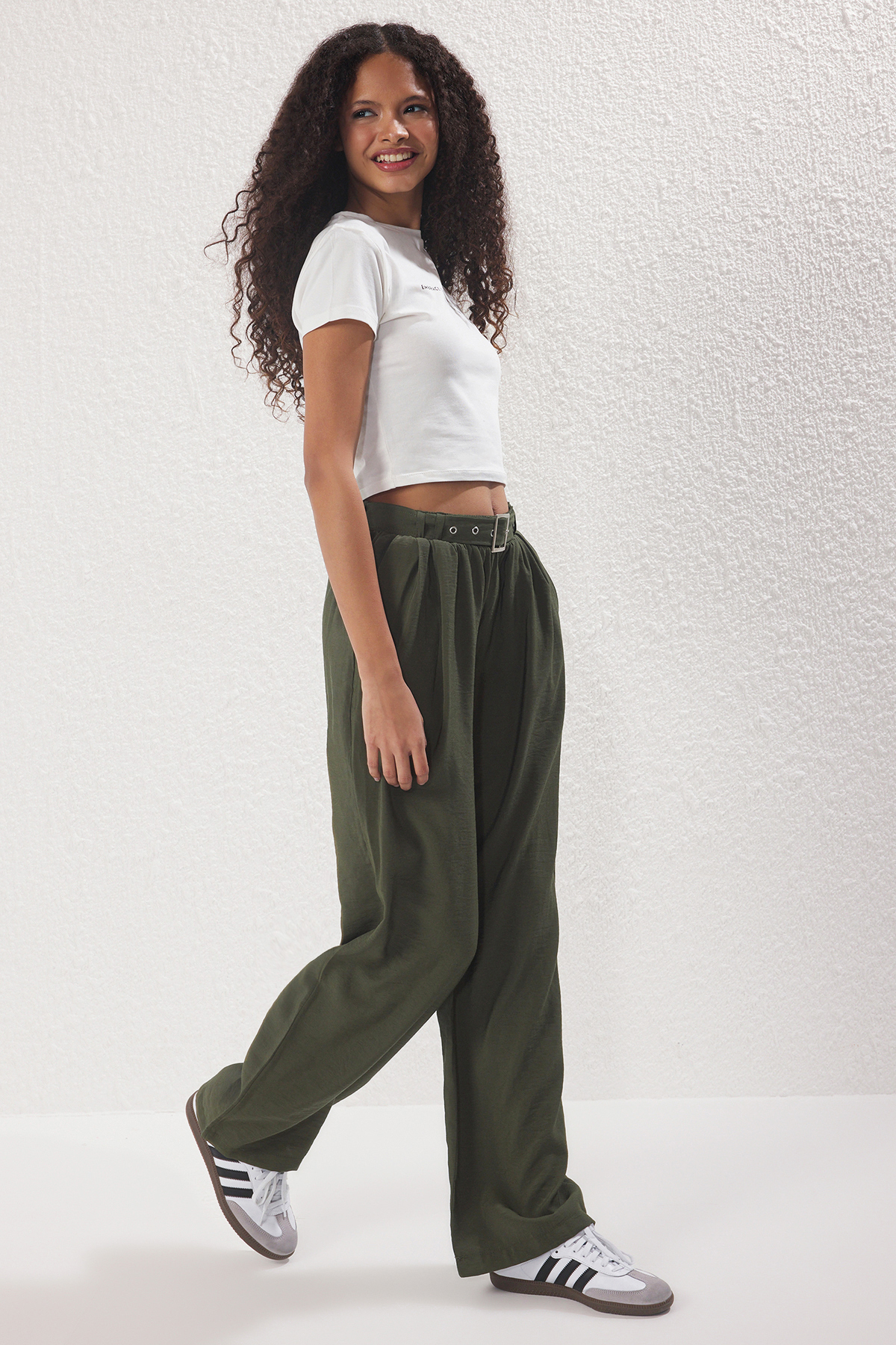 Trendyolmilla  Haki Modal Yumuşak Tuşeli Kemerli Wide Leg/Geniş Paça Pantolon TWOSS25PL00112 - Görsel 2