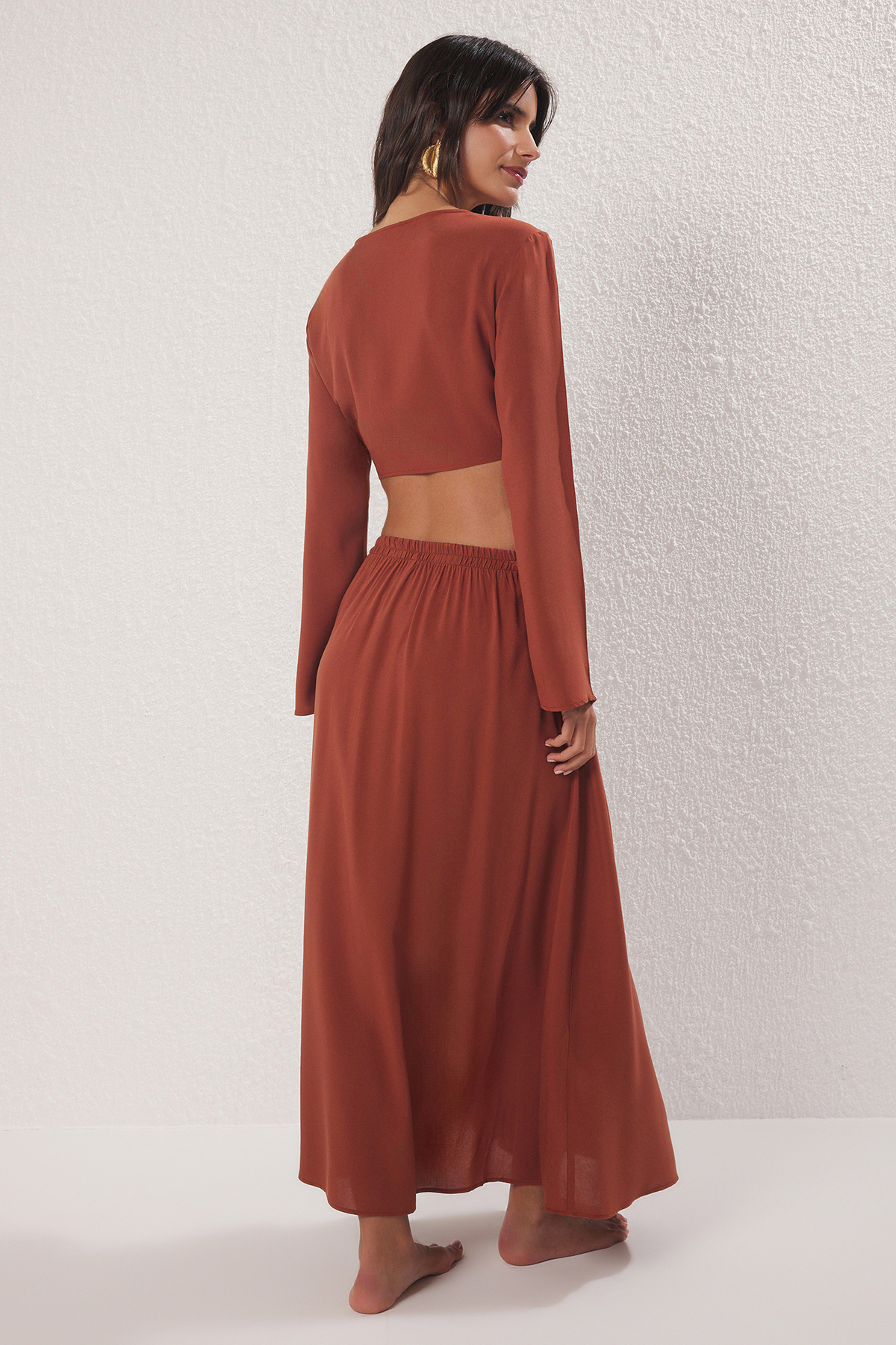 Trendyolmilla  Kahverengi Dokuma Yırtmaçlı Plaj Bluz-Etek Takım TBESS25AU00090 - Görsel 4