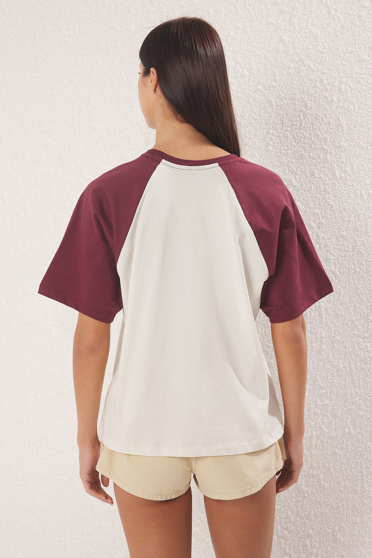 Trendyolmilla  Taş %100 Kalın Pamuklu Renk Bloklu Sloganlı Relaxed/Rahat Kesim Örme T-Shirt TWOSS24TS00134 - Görsel 4