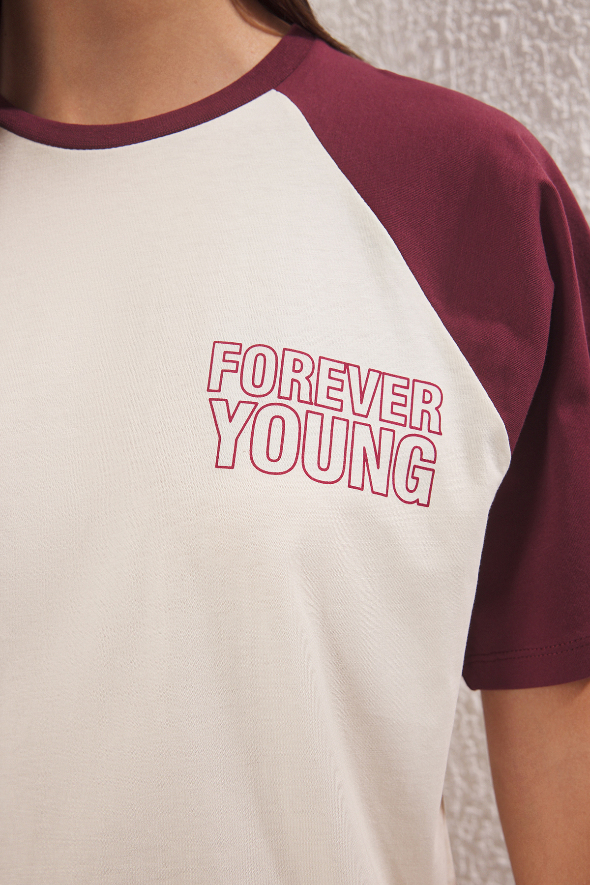 Trendyolmilla  Taş %100 Kalın Pamuklu Renk Bloklu Sloganlı Relaxed/Rahat Kesim Örme T-Shirt TWOSS24TS00134 - Görsel 3