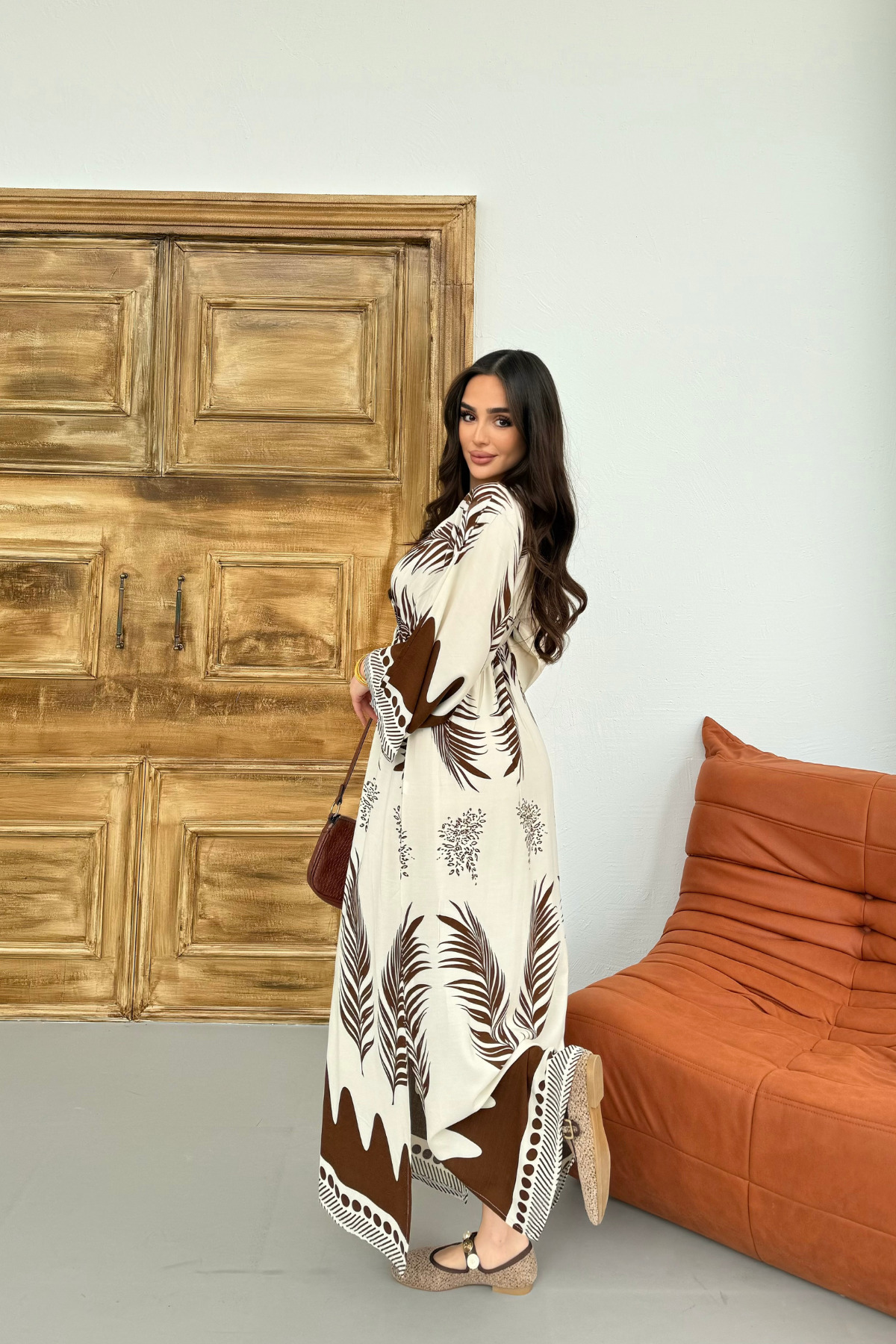 mezqa  Kahverengi Desenli Yırtmaç Detaylı Beli Lastikli Uzun Elbise - Görsel 4