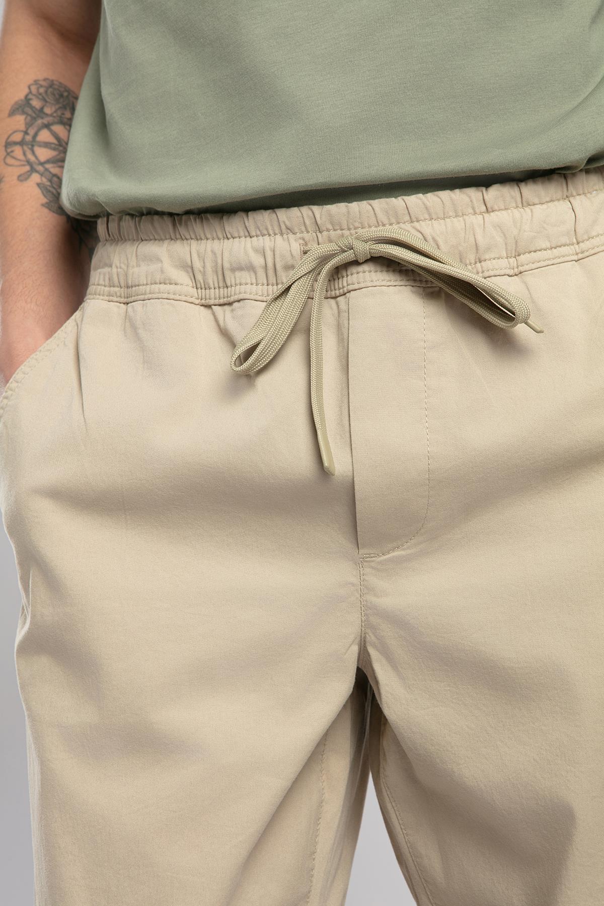 شلوار مردانه Jogger 2 کمر معمولی، فیت راحت، کشسان تا مچ پا، لبه بژ — بژ 5003260137 — تصویر 4 از 5