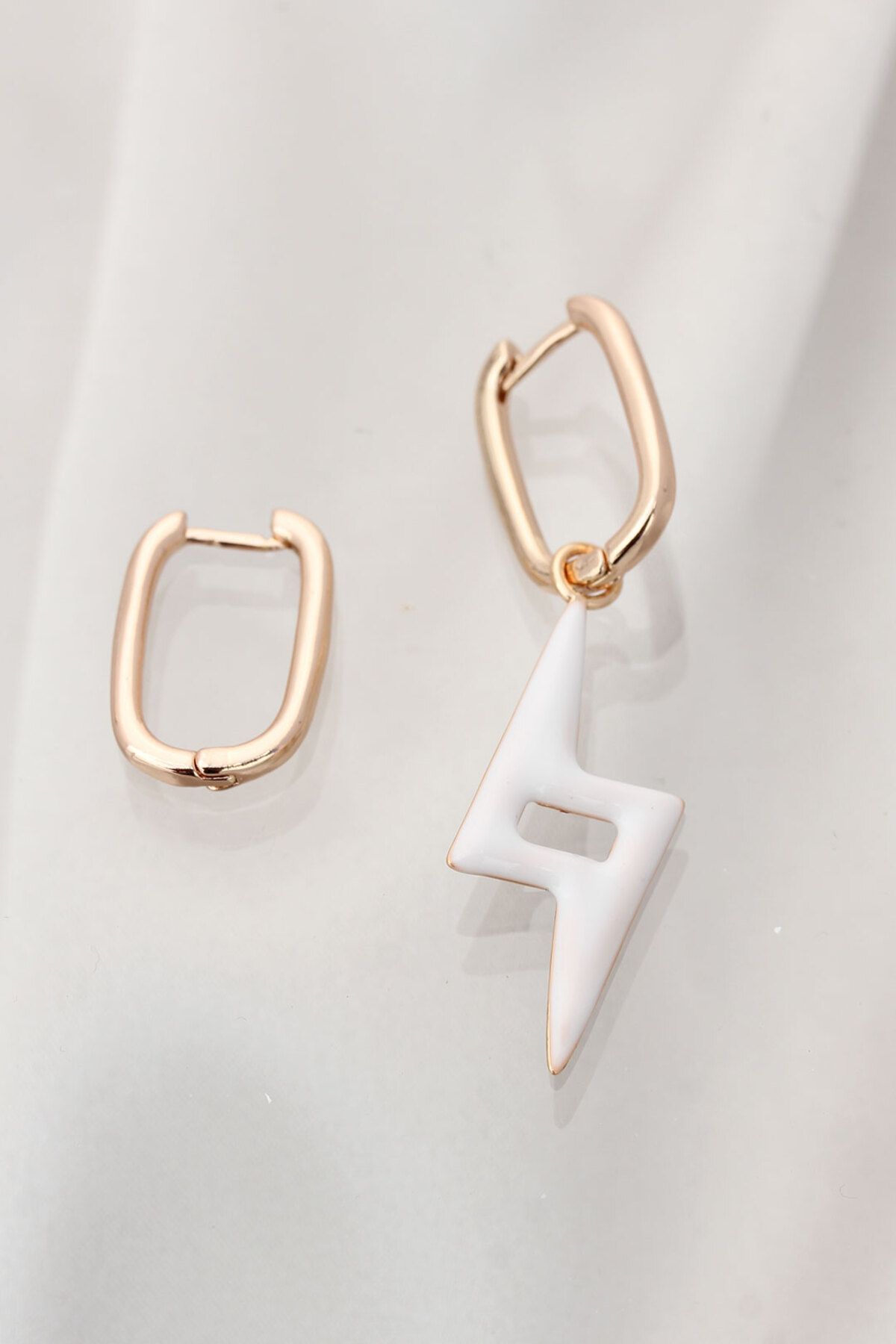 BZK ACCESSORİES Beyaz Şimşek Model Çelik Küpe