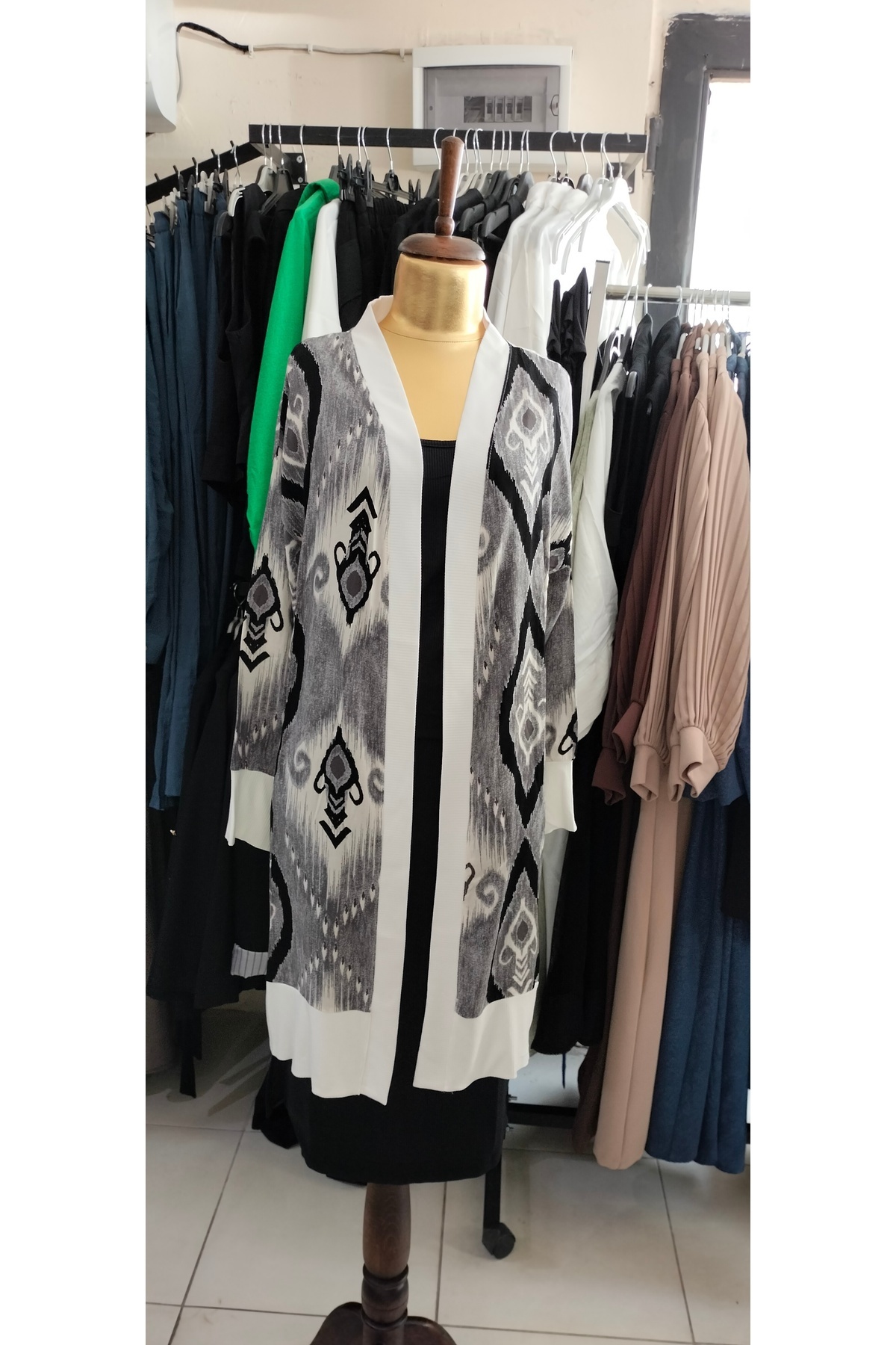 Serra-Women's Plus Size Thin Pattern Cardigan 3