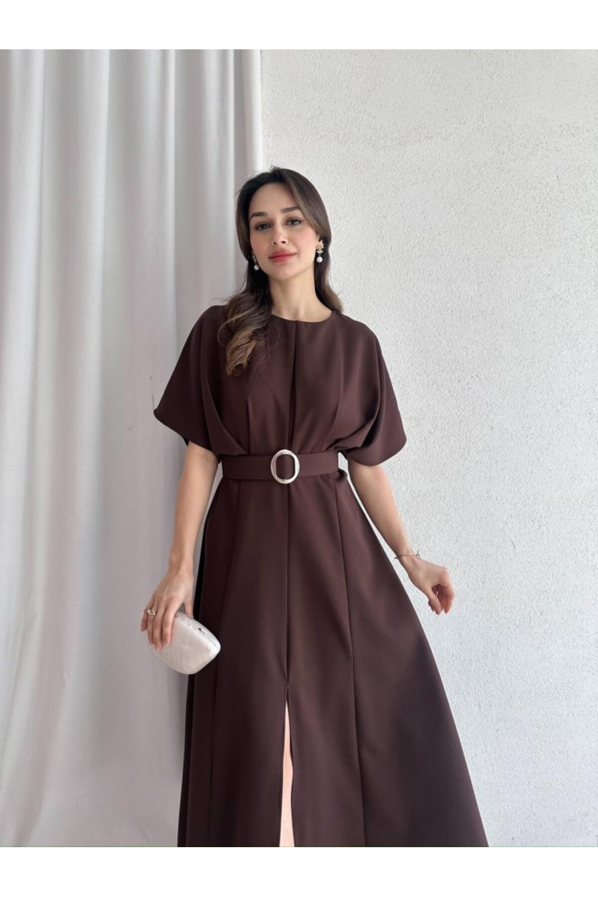 MODA DURAĞI  KALİTELİ MİDİ ELBİSE YIRTMAÇ DETAYLI KEMERLİ - Görsel 3