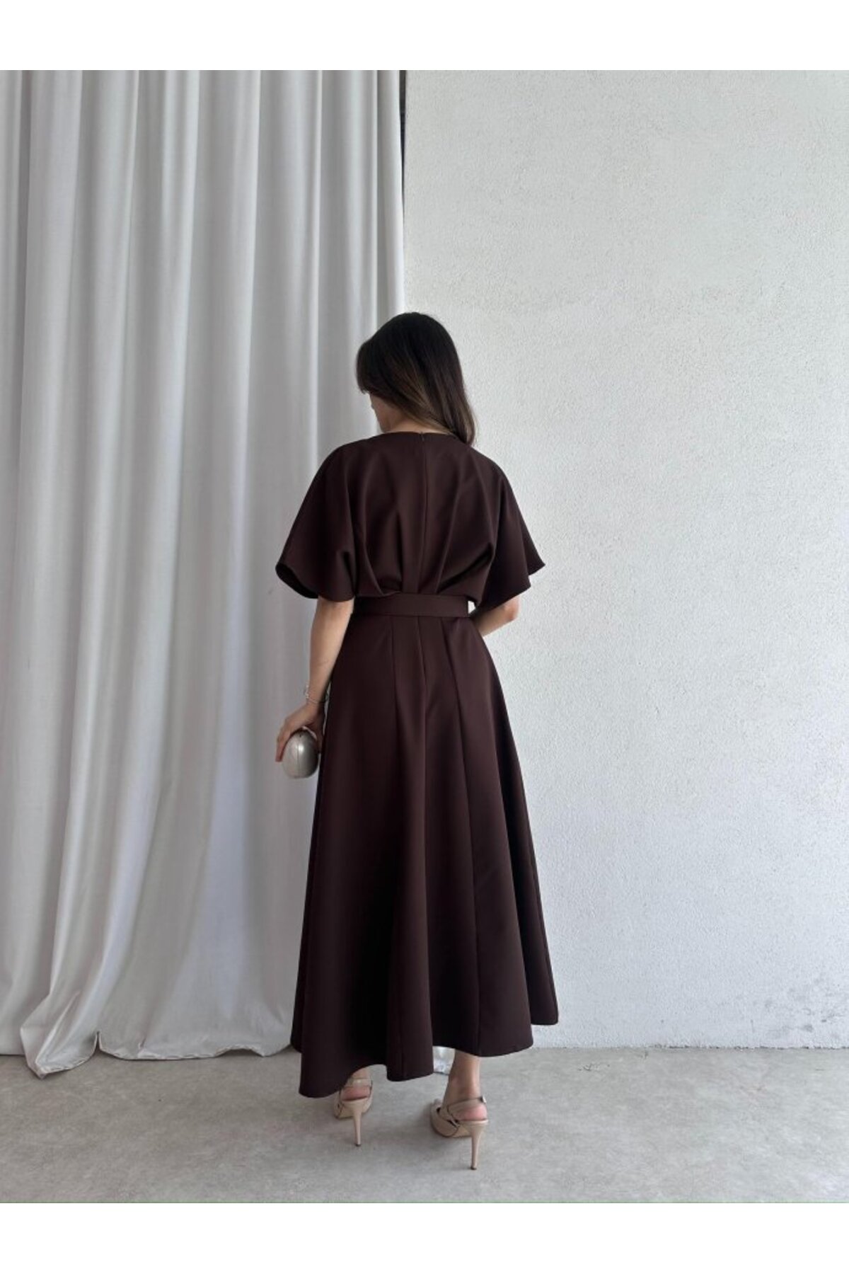 MODA DURAĞI  KALİTELİ MİDİ ELBİSE YIRTMAÇ DETAYLI KEMERLİ - Görsel 2