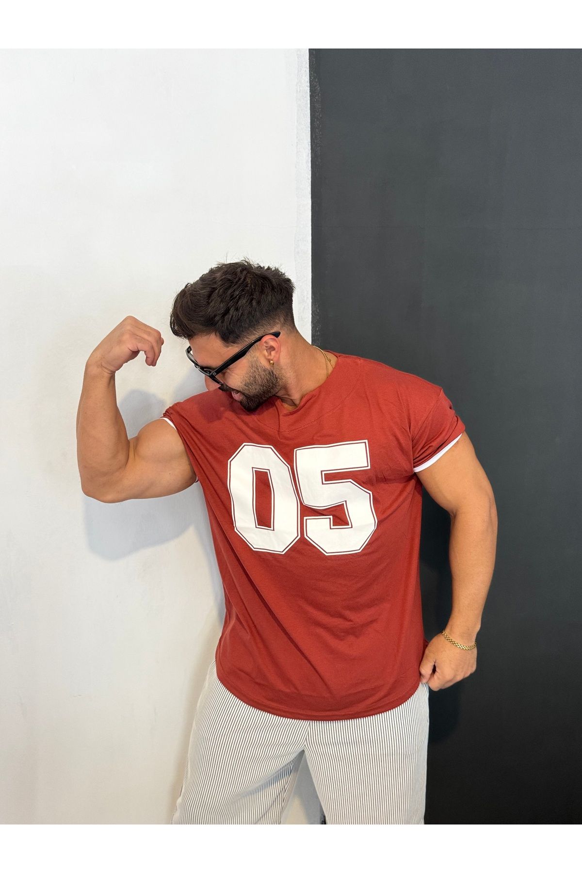 Bas Body FitnessWear 05 Baskılı Kiremit Rengi 05 Baskılı Dar Kol Oversize Fit Model V Yaka %100 Pamuk