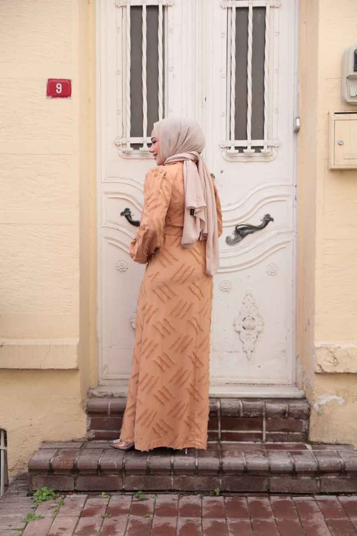 N.S NEVA STYLE-Φόρεμα Camel Elmeci 5298C με σχέδιο 3