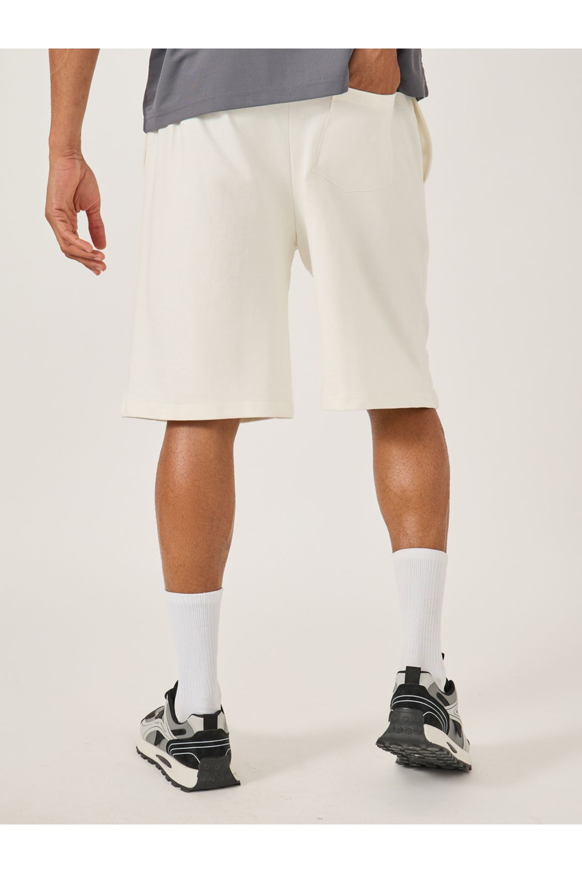 Styli-Oversized Solid Shorts with Drawstring 4