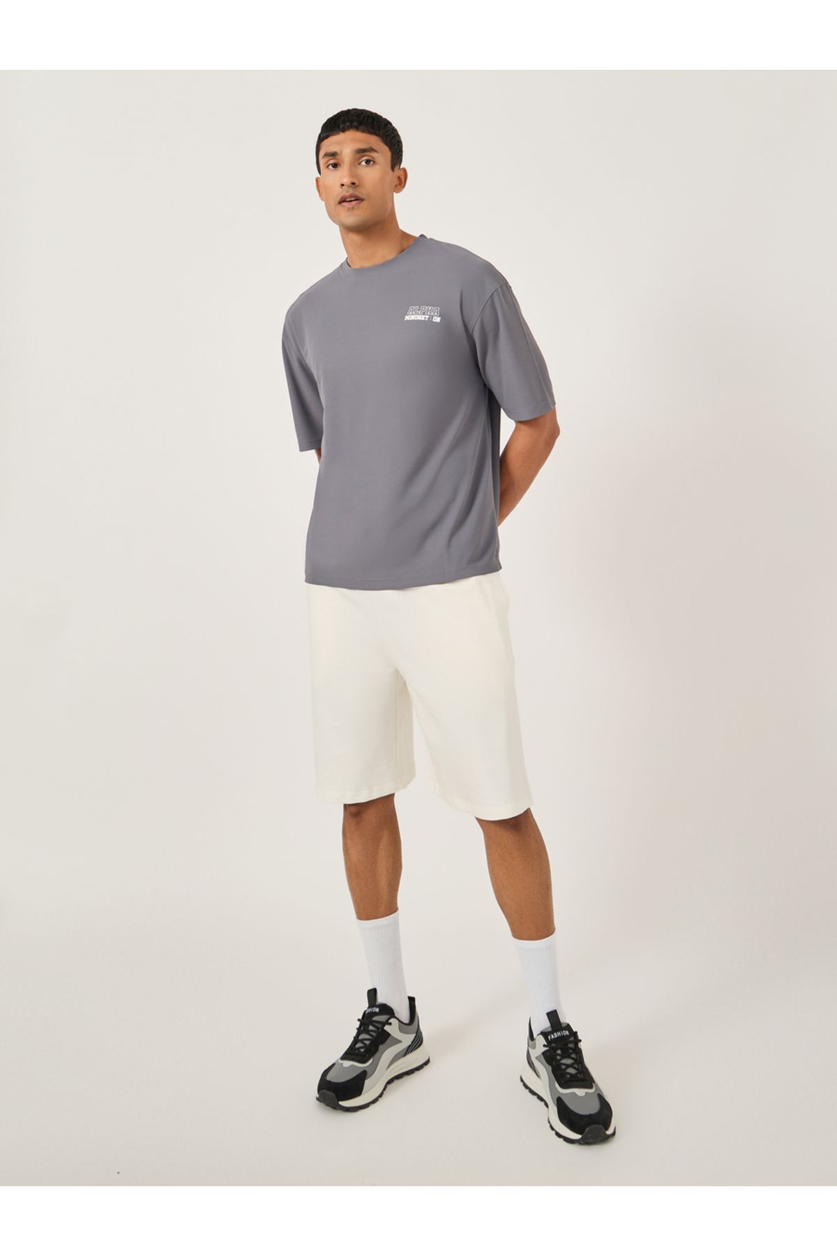 Styli-Oversized Solid Shorts with Drawstring 2