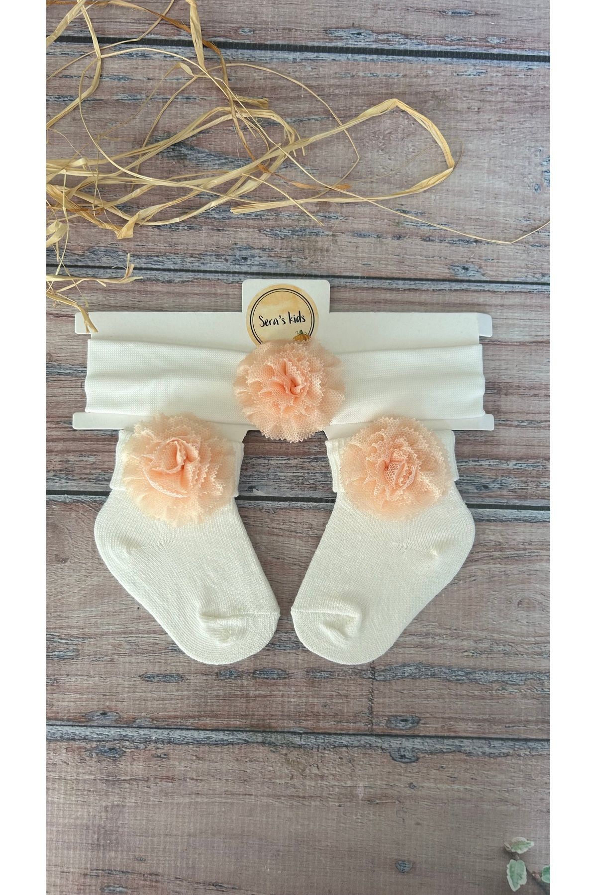 seraskids Kız Bebek Yavruağzı Çiçekli Beyaz Pamuklu Çorap ve Bandana Set