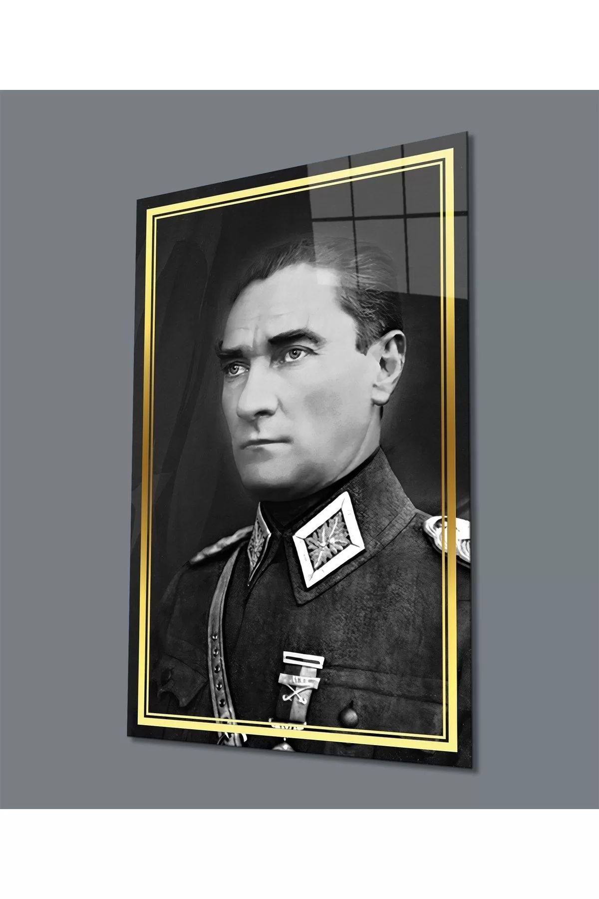 ÖYKÜ VE YİĞİT Gold Şerit Siyah Beyaz Atatürk Üniformalı Cam Tablo, Uv Baskılı Ve Temperli, Hediyelik