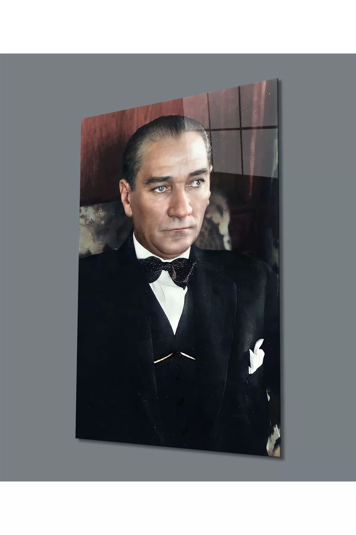 ÖYKÜ VE YİĞİT Yakışıklı Papyonlu Takım Elbiseli Atatürk Cam Tablo, Uv Baskılı Ve Temperli, Hediyelik
