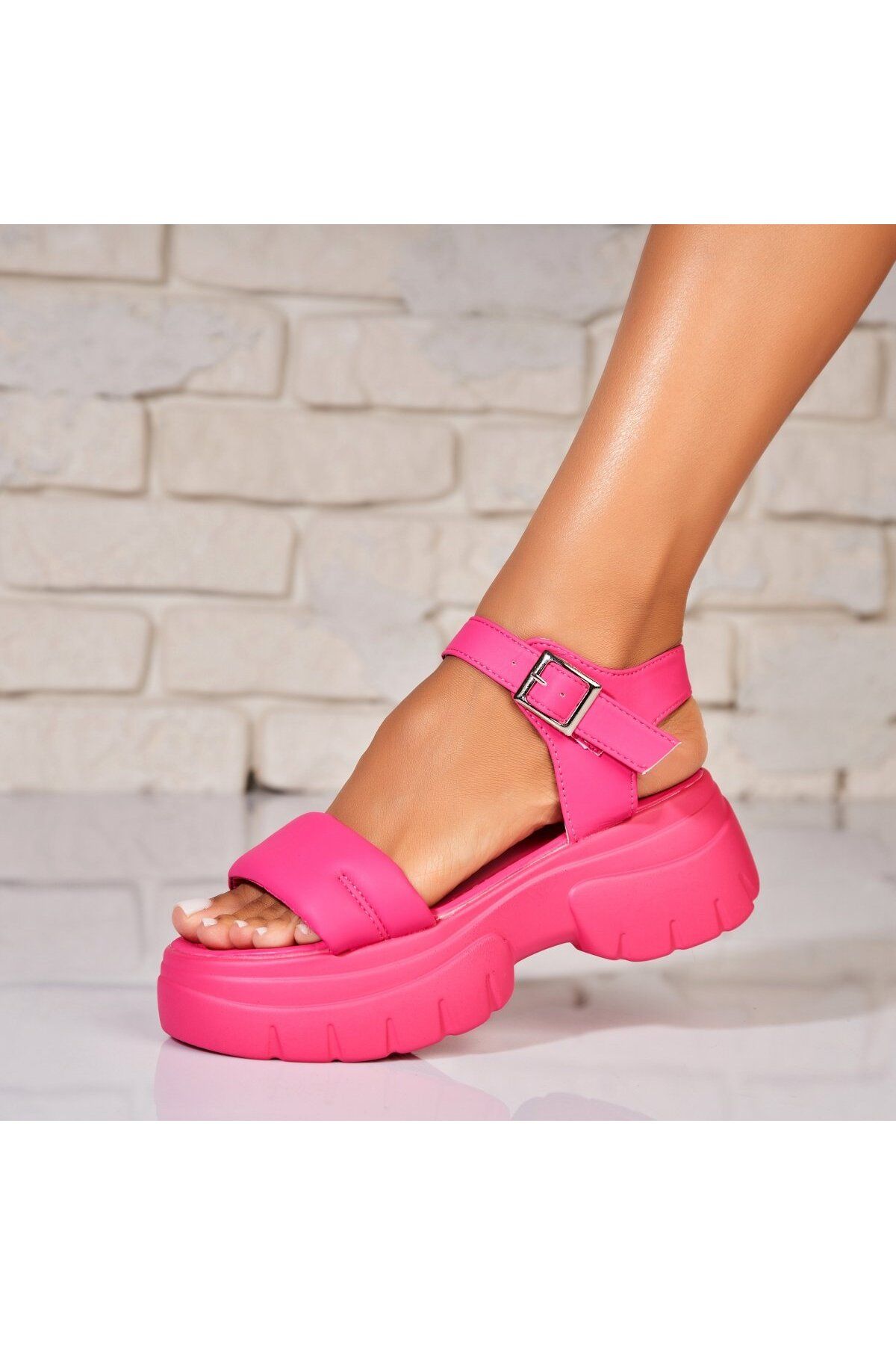 Joana-Women's sandals with a Fuchsia platform made of ecological leather Krisia 2