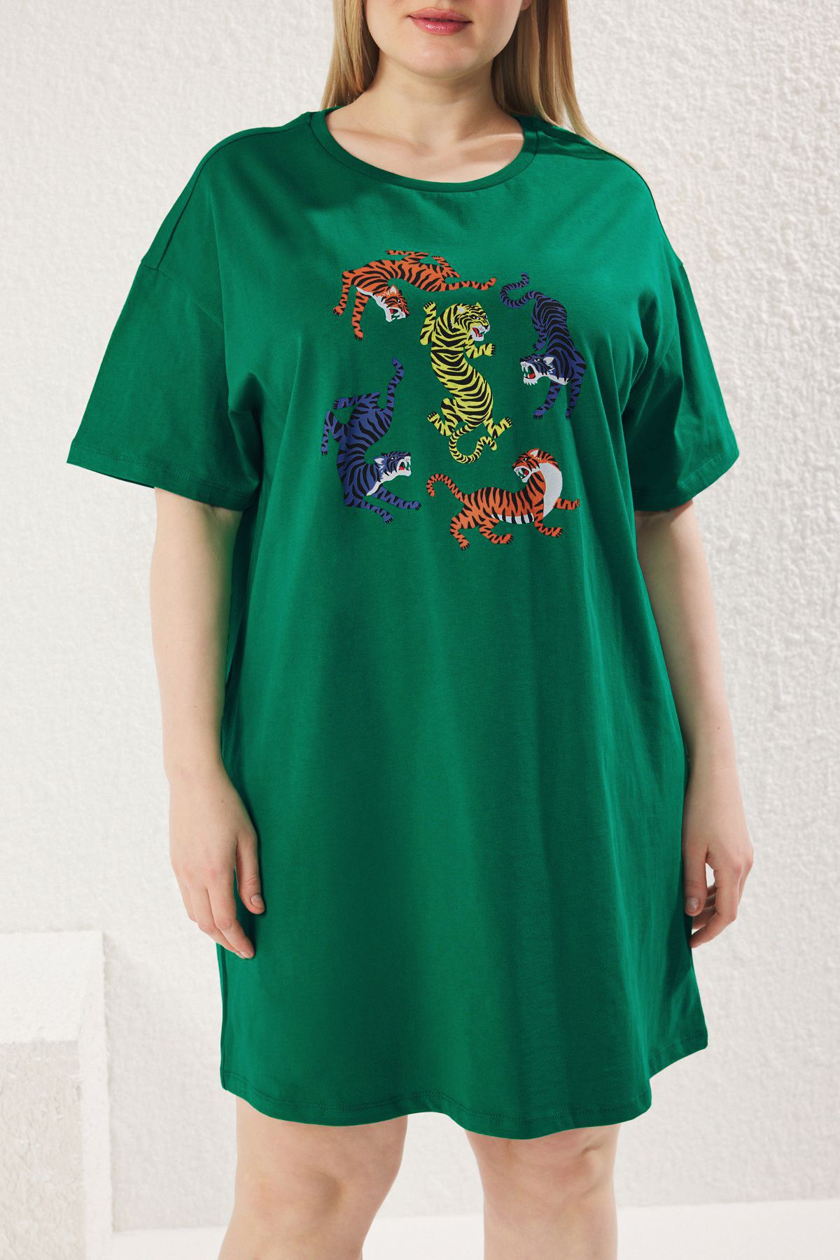 Trendyol Curve-Grünes, mit Leopardenmuster bedrucktes, gestricktes T-Shirt-Kleid aus 100 % Baumwolle mit Rundhalsausschnitt in Übergröße TBBSS23AH00163 3