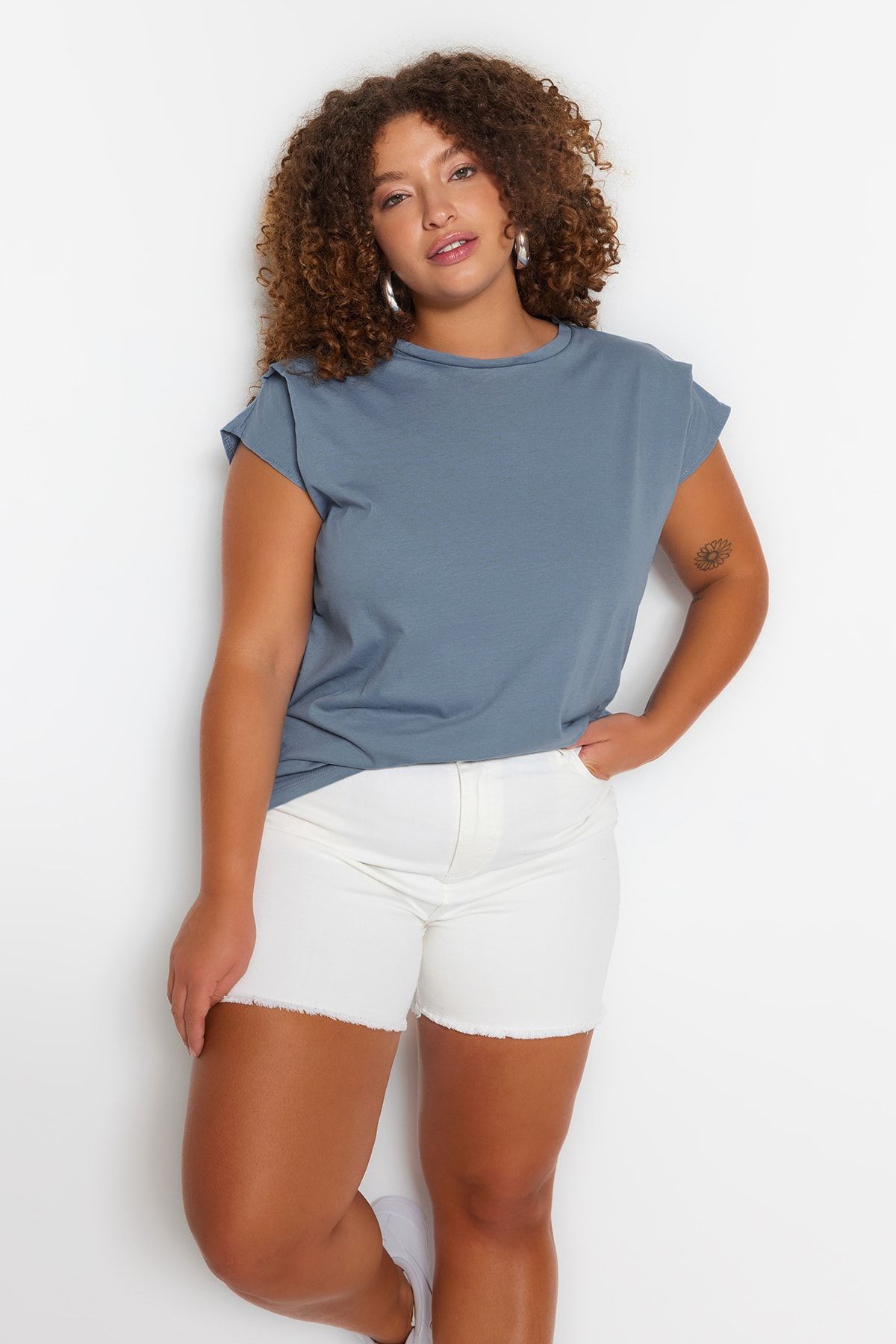 Trendyol Curve Modré pletené tričko Crew Neck – detail rukávov, 100 % bavlna TBBSS22BF0023
