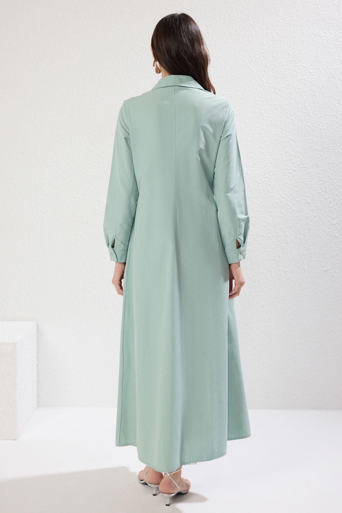 Trendyol Modest-Khakifarbenes, plissiertes, detailliertes, gewebtes Hemdkleid aus Baumwolle TCTSS25EB00060 4