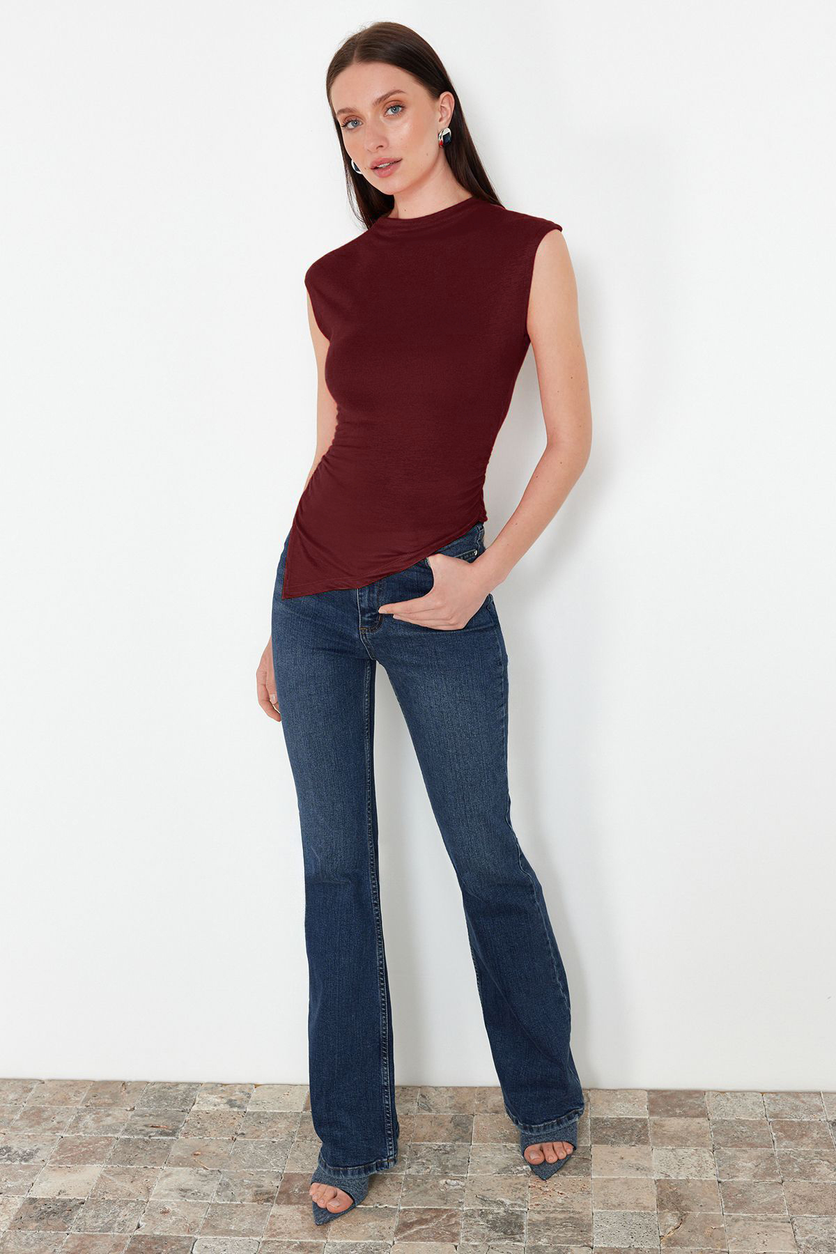 Trendyolmilla  Bordo Dik Yaka Büzgü/Drape Detaylı Fitted/Vücuda Oturan Asimetrik Örme Bluz TWOSS24BZ00534 - Görsel 6