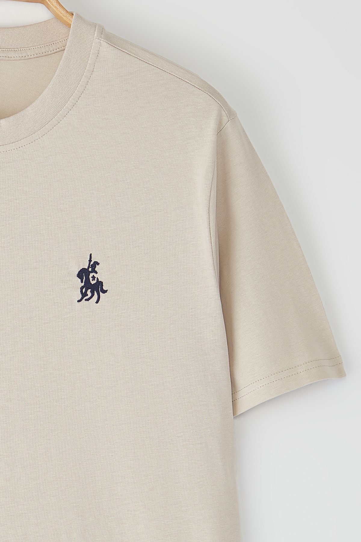 Trendyol Collection-T-Shirt aus 100 % Baumwolle – reguläre Passform – Details bestickt: TMNSS24TS00056 3