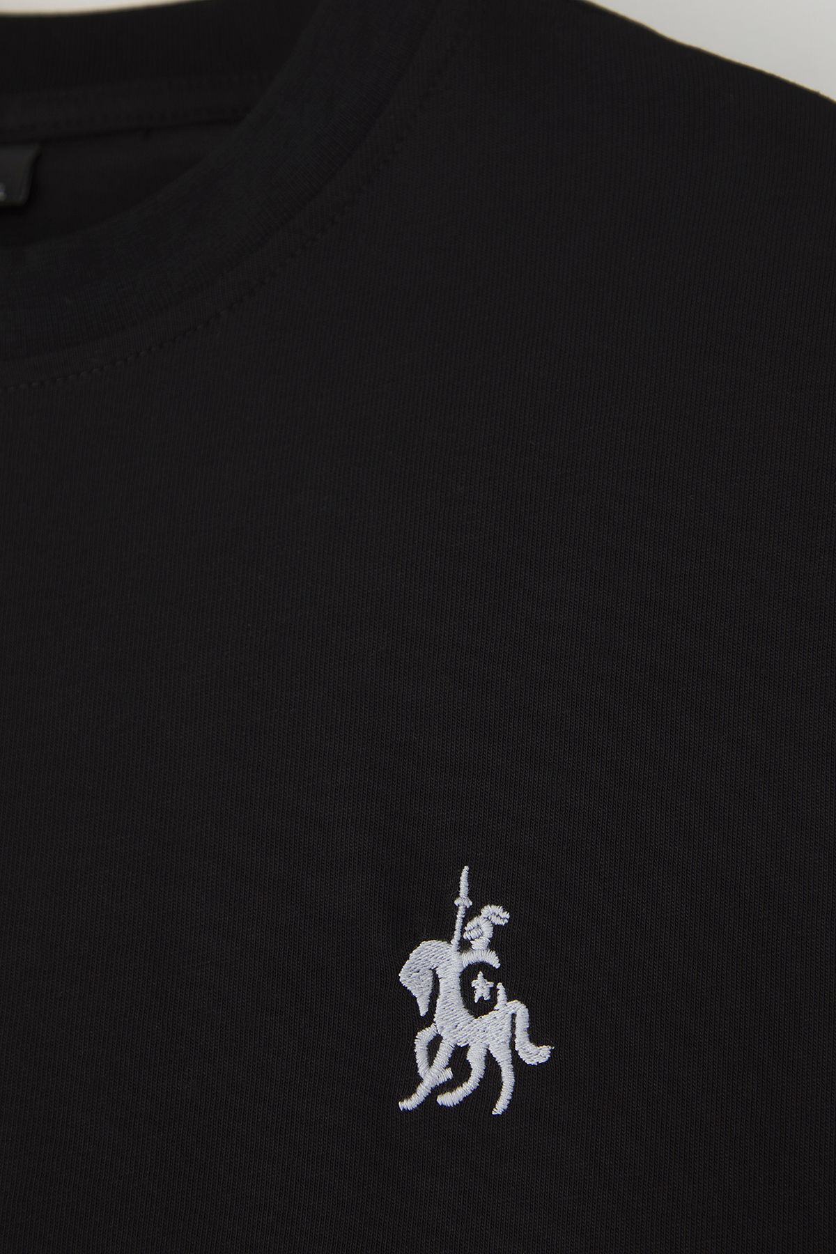Trendyol Collection-Schwarzes reguläres Nexus Entry T-Shirt aus 100 % Pumpe-T-Shirt TMNSS24TS00056 3