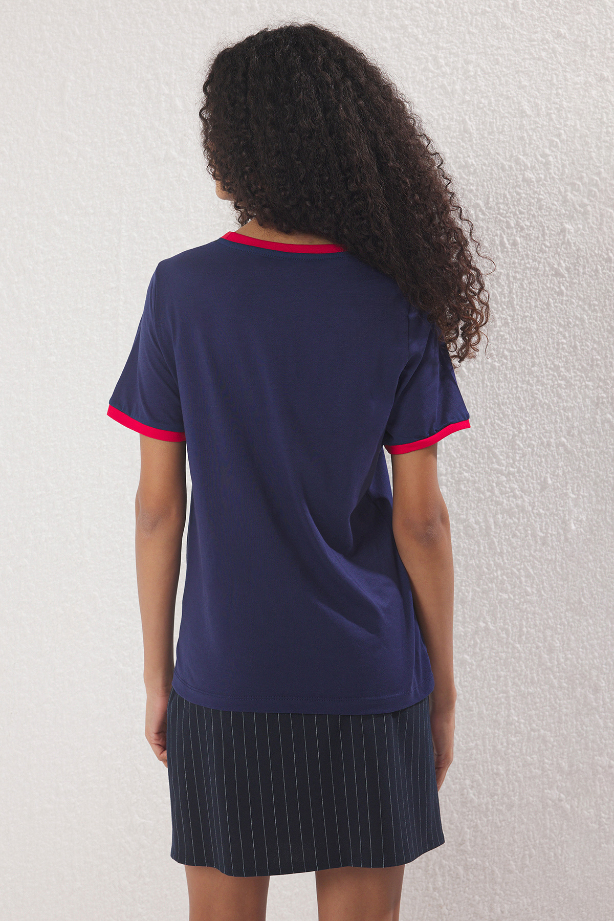 Trendyolmilla  Lacivert %100 Pamuk Kontrast Biyeli Slogan Baskılı Regular/Normal Kalıp Örme T-Shirt TWOSS24TS00105 - Görsel 4