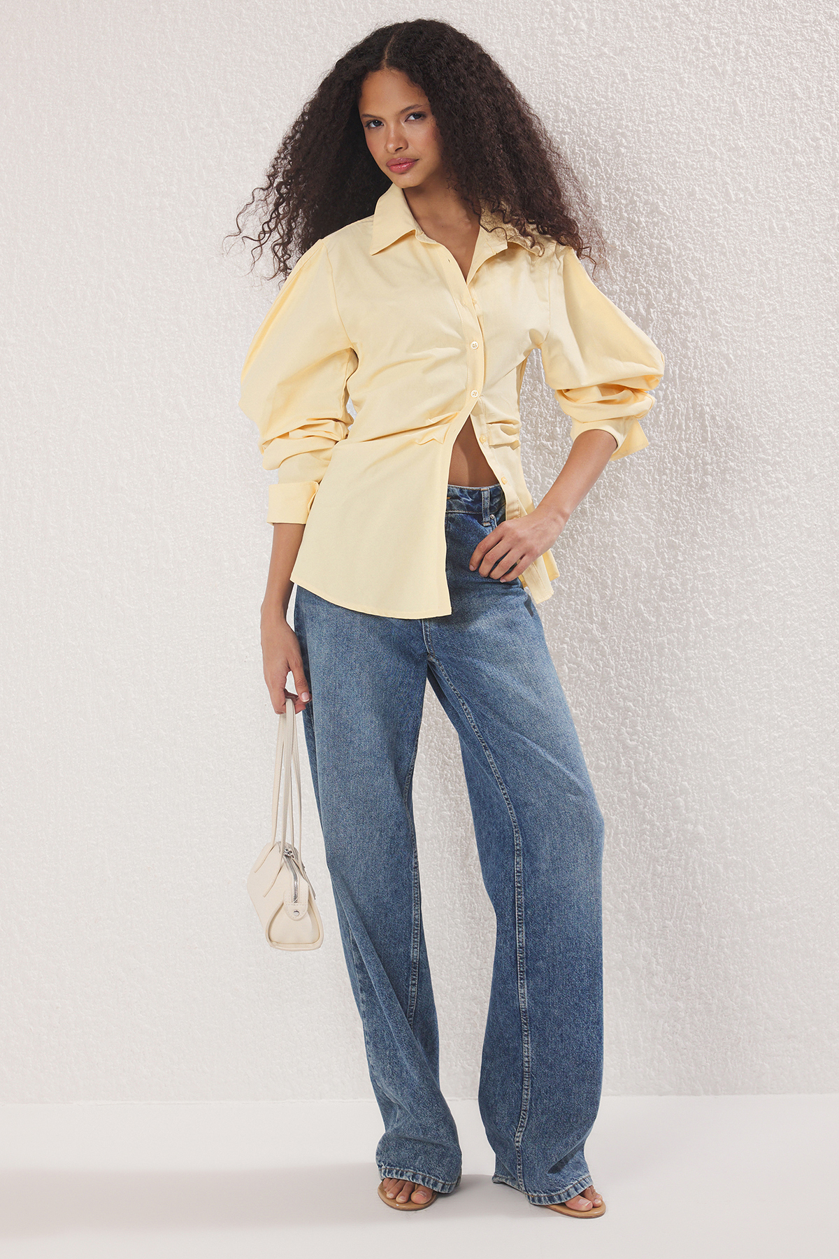 Trendyolmilla  Açık Sarı Balon Kol Detaylı Bele Oturan Asimetrik Fitted Gömlek TWOSS25GO00155 - Görsel 3