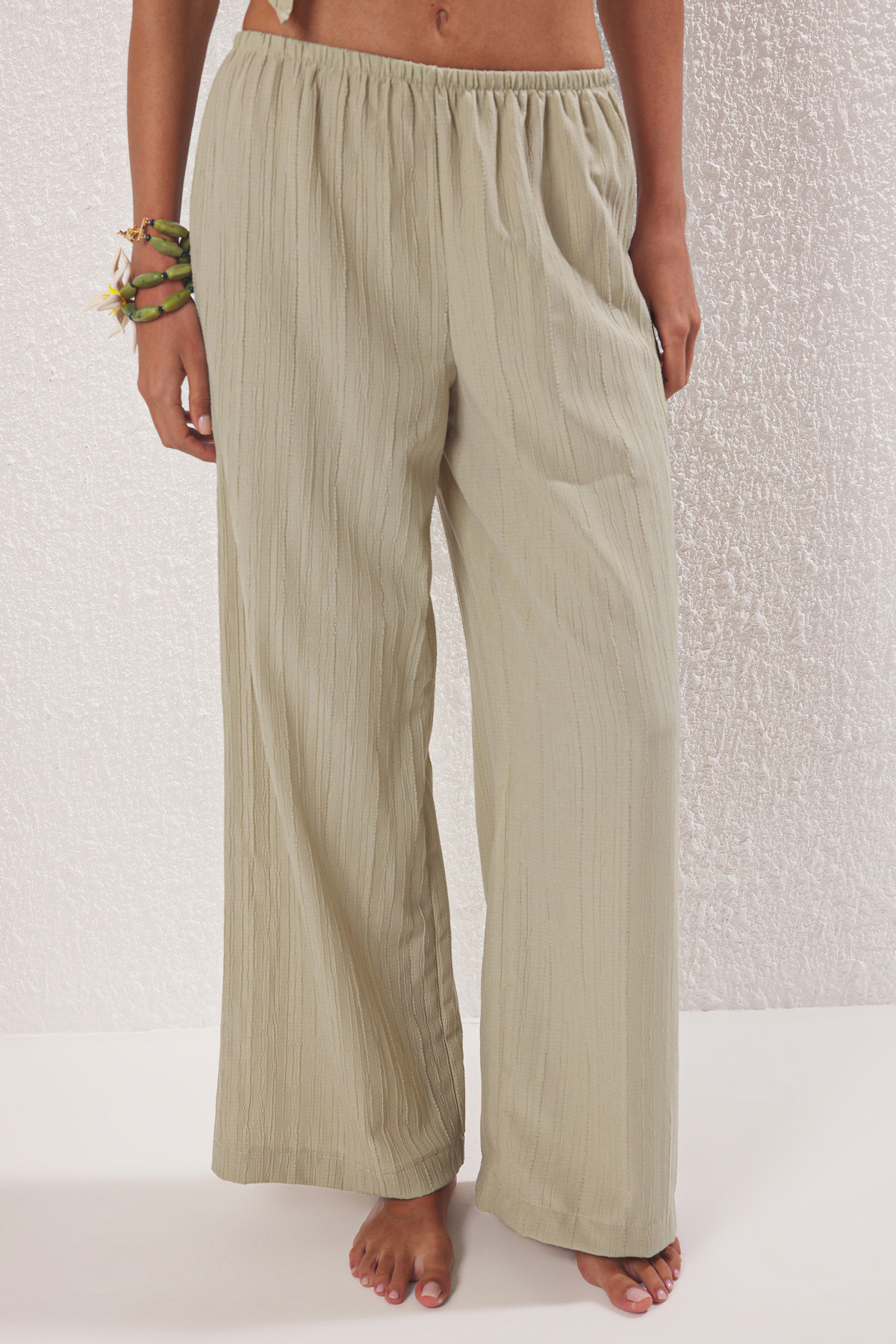 Trendyolmilla  Taş Rengi Dokuma Sırt Dekolteli Plaj Bluz-Pantolon Takım TBESS25AU00085 - Görsel 3