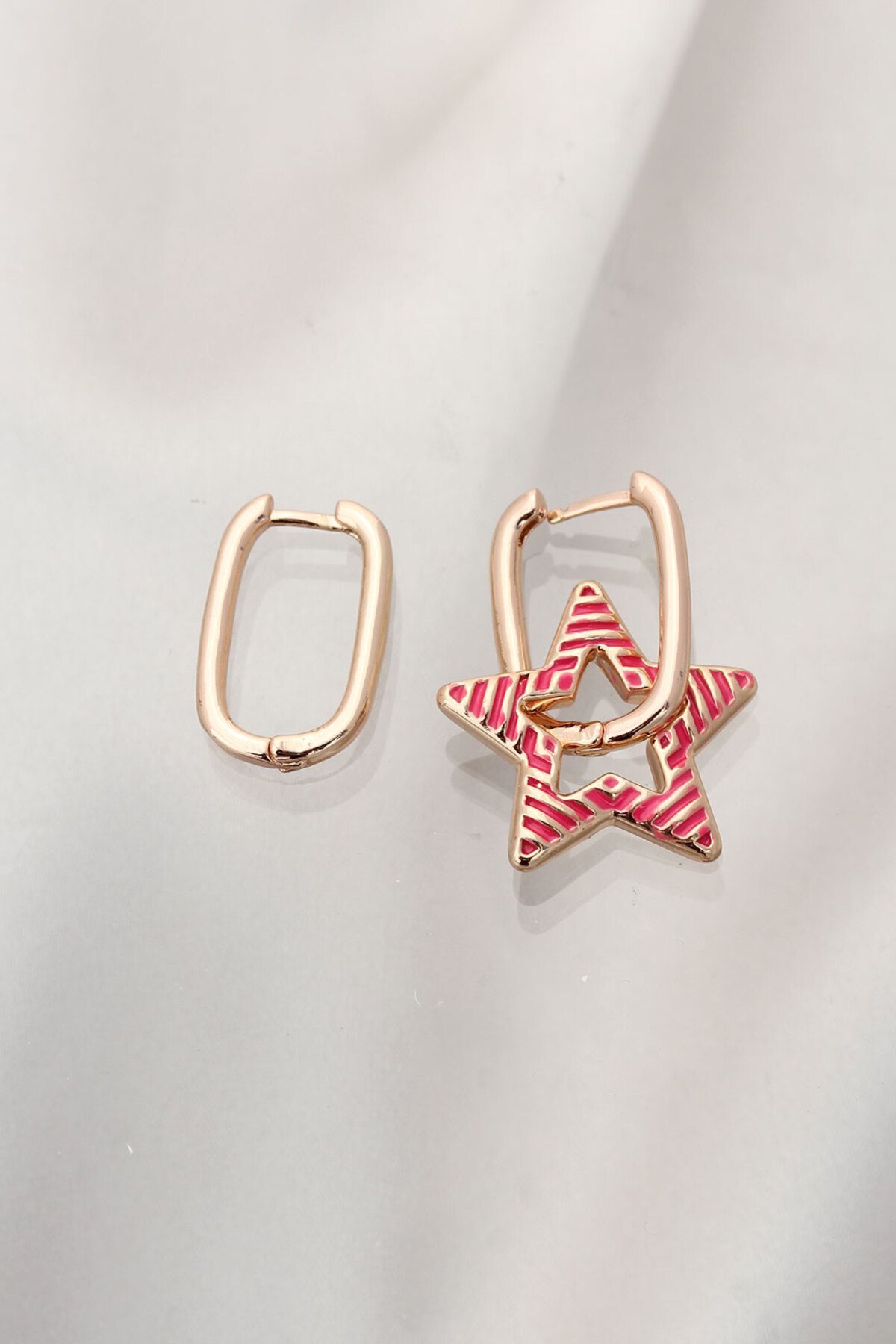 BZK ACCESSORİES Fuşya Çizgili Gold Çelik Yıldız Küpe