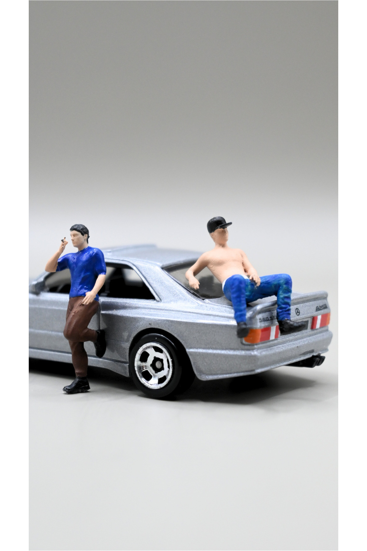 Kaya3D 1:64 Ölçek Figür Seti Sigara İçen ve Oturan Erkek Figür, Hot Wheels Uyumlu, Diorama