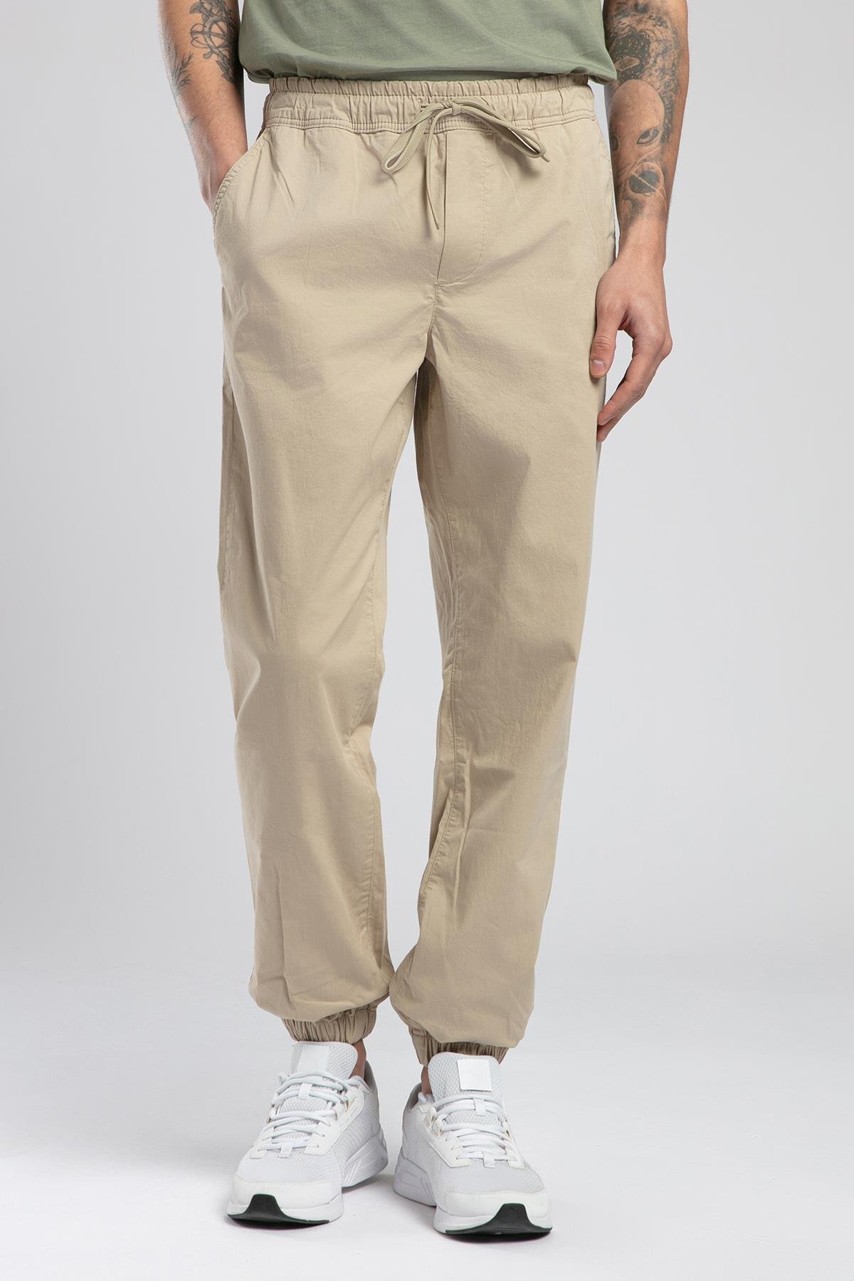 شلوار مردانه Jogger 2 کمر معمولی، فیت راحت، کشسان تا مچ پا، لبه بژ — بژ 5003260137 — تصویر 2 از 5