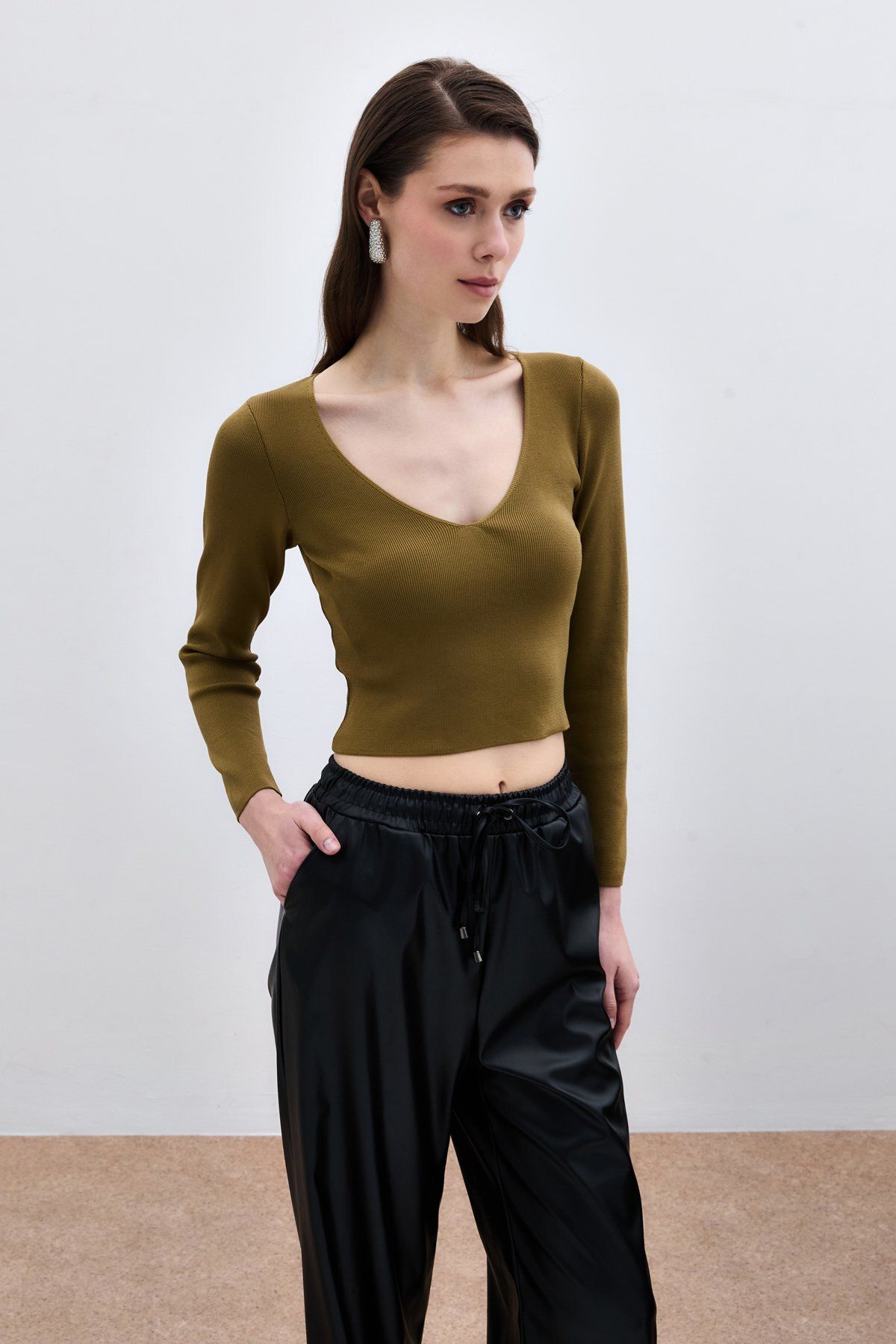 Sateen-Πλεκτό με λαιμόκοψη V - Mold Green 3