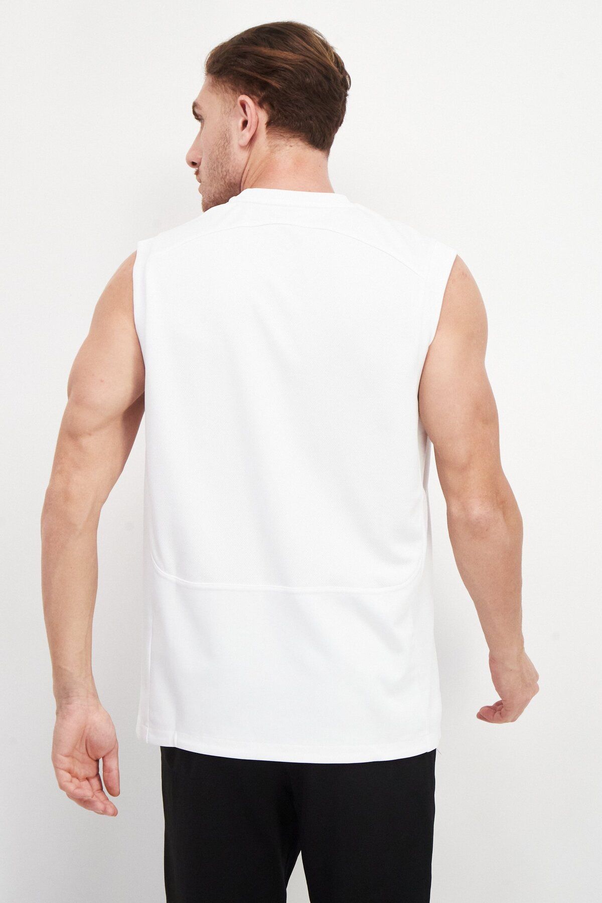 Castore-Men Sportswear Fit Brand Logo Training Vest, White 3
