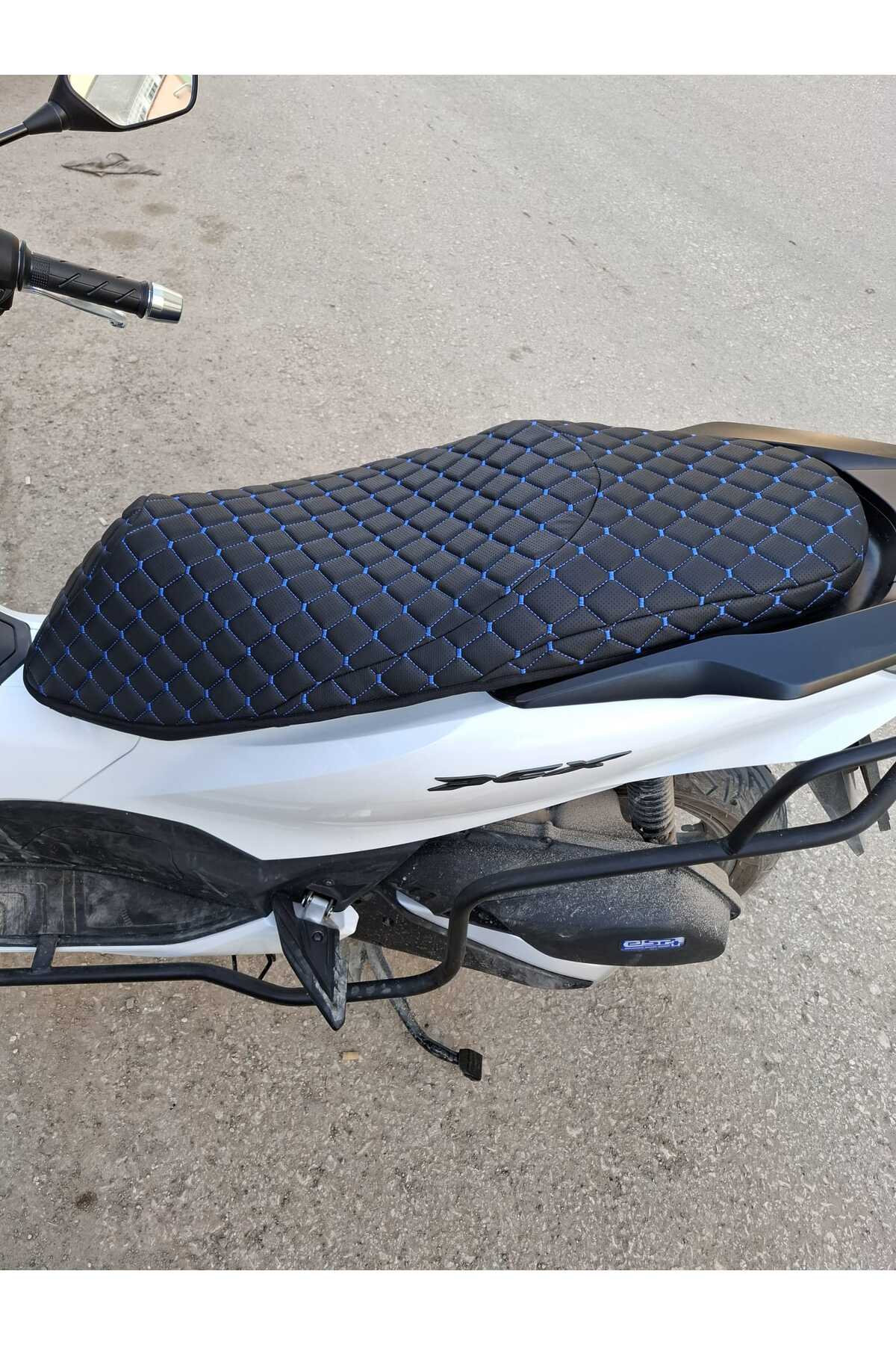 AYAZGRUP Honda PCX Koltuk Koruyucu Kılıf Kapitone Desenli Çift Katmanlı Ortopedik (ULTRA LÜKS MAVİ DİKİŞLİ) fotoğrafı 5 (önizleme)