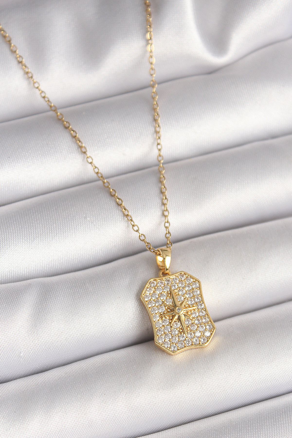 BirdoluSepet 316L Çelik Gold Renk Zincir Zirkon Taşlı Kutup Yıldız İşlemeli Madalyon Model Kadın Kolye