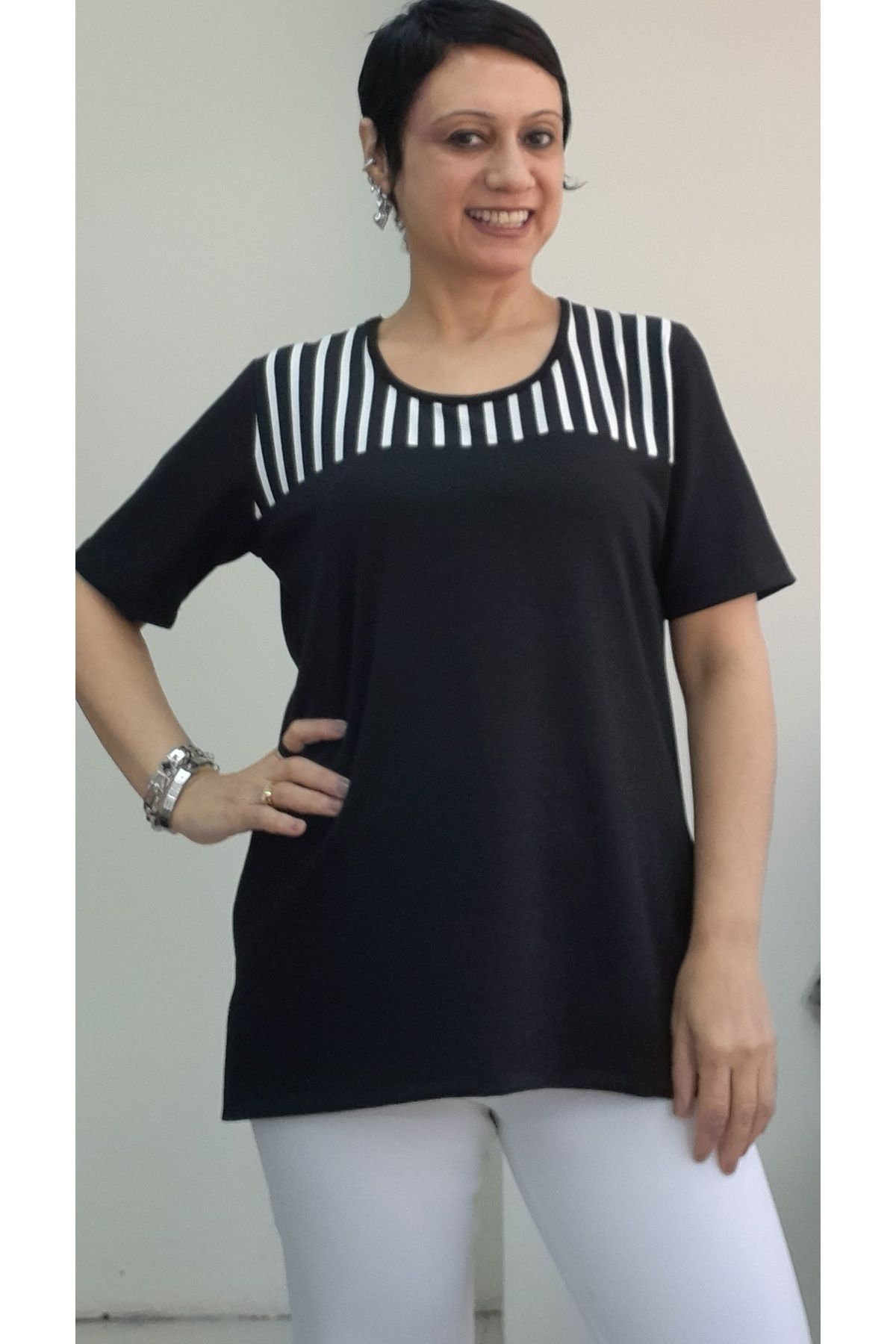 Mertcan Butik Siyah ön omuzu siyah beyaz çizgili garnitürlü kısa kollu penye viskon oyuk yaka tişört
