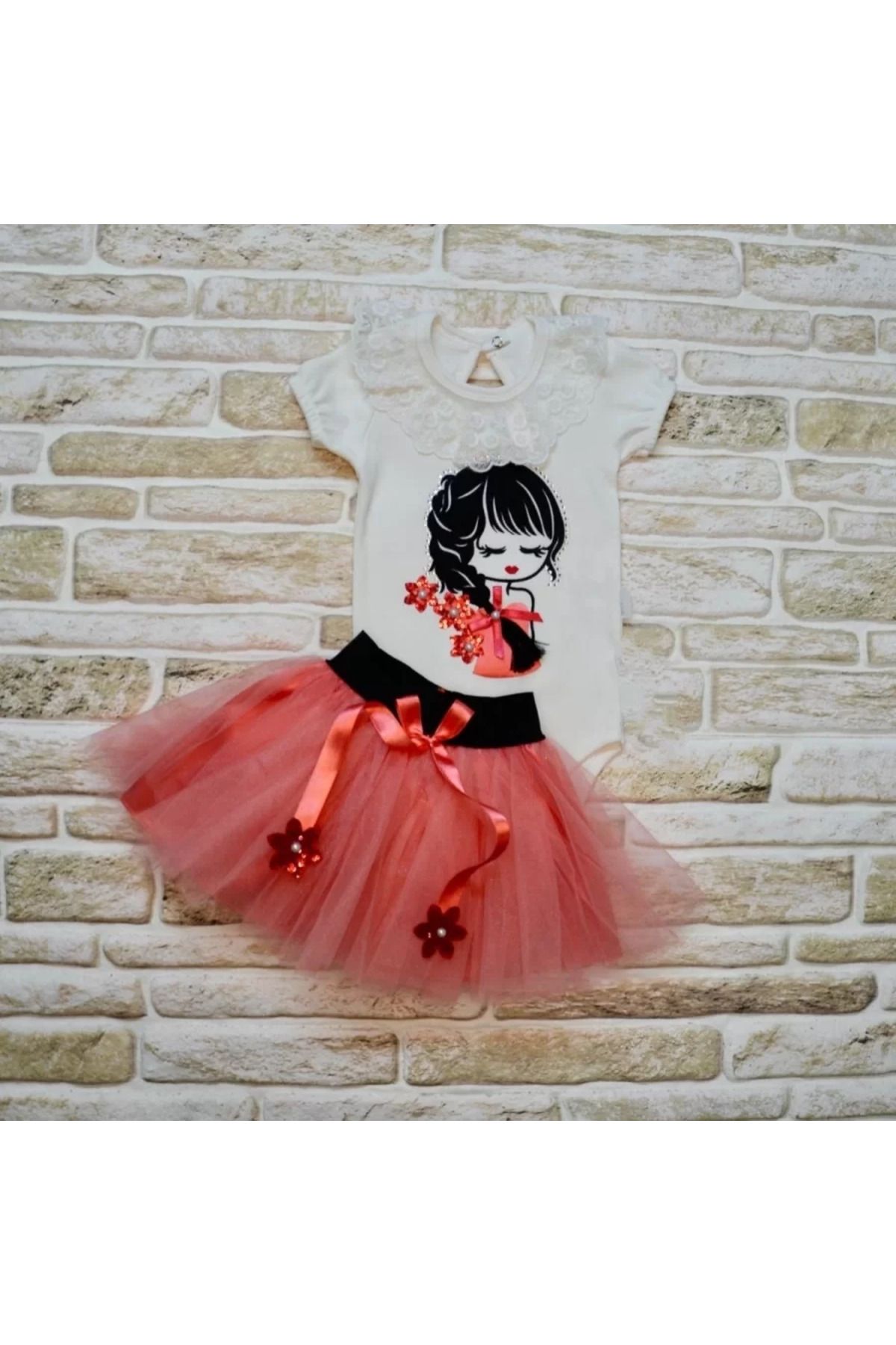 Shop58 Saçı Örgülü Kız Nakışlı Kurdelalı Kısa Kollu Tütü Etek 2li Kız Bebek Takımı Nar Çiçeği