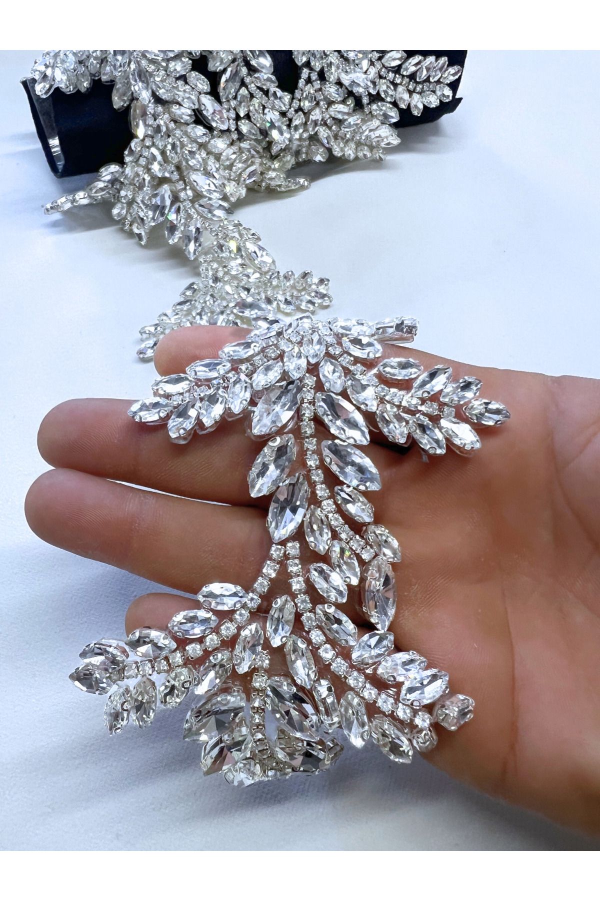 WeddingShopStone Işıltılı Zarafet: Kristal Taşlı Ütüyle Yapışan Aplik Şerit - Giyim Tekstil Hobi 50cm