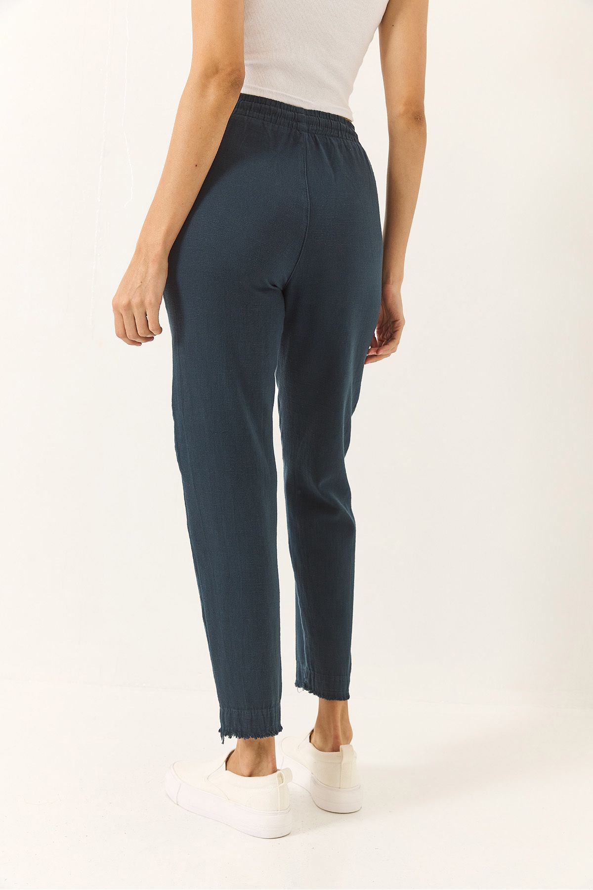 Bianco Lucci-Women's Tie Waist Leg Detailed Pocket Linen Carrot Pants Yp5134 60283180 8