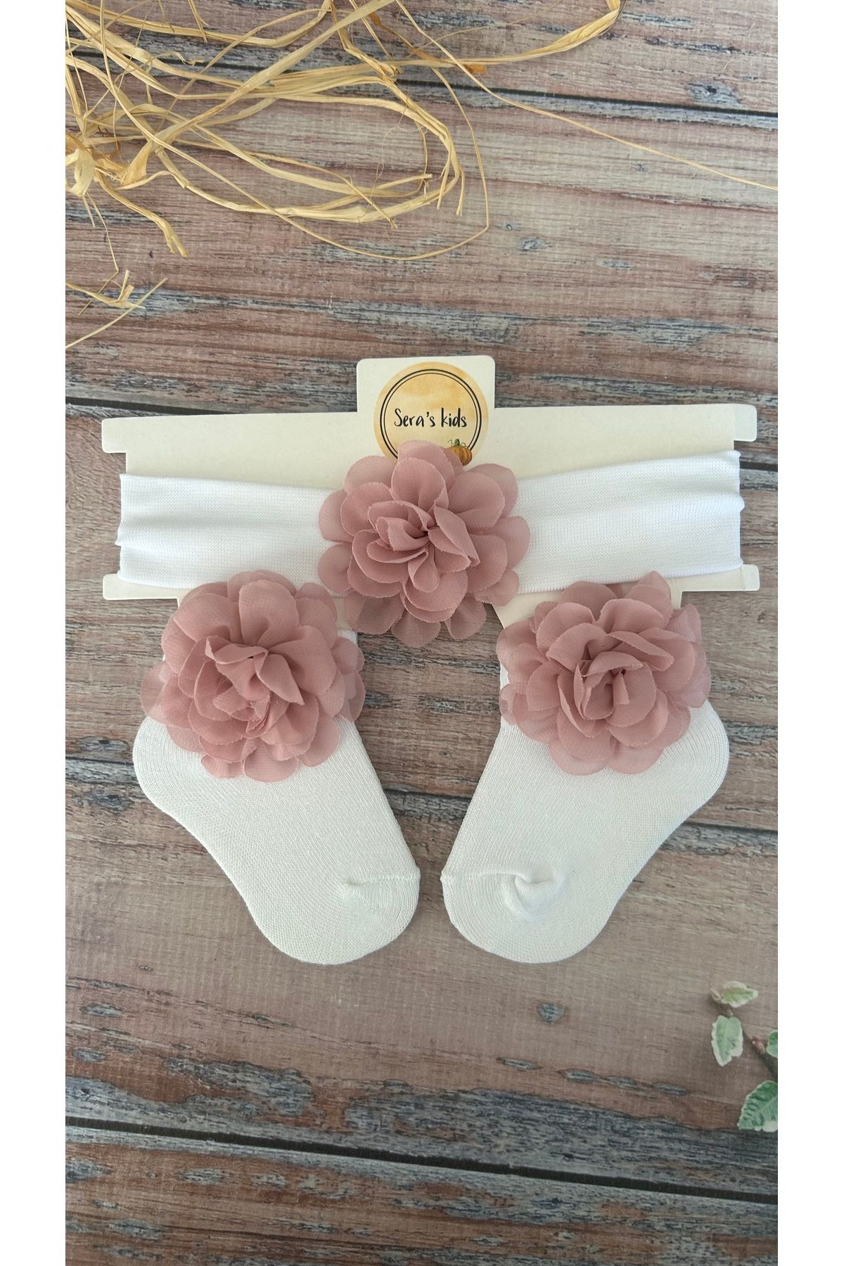seraskids Kız Bebek Gül Kurusu Çiçekli Pamuklu Beyaz Çorap ve Bandana Set
