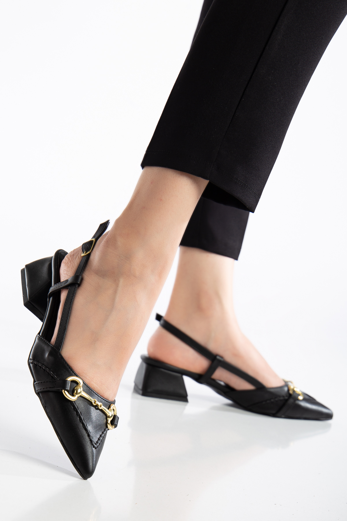 AYENDE MODA  Kadın Siyah Saraçlı Tokalı Sivri Burun Topuklu Ayakkabı - Görsel 2