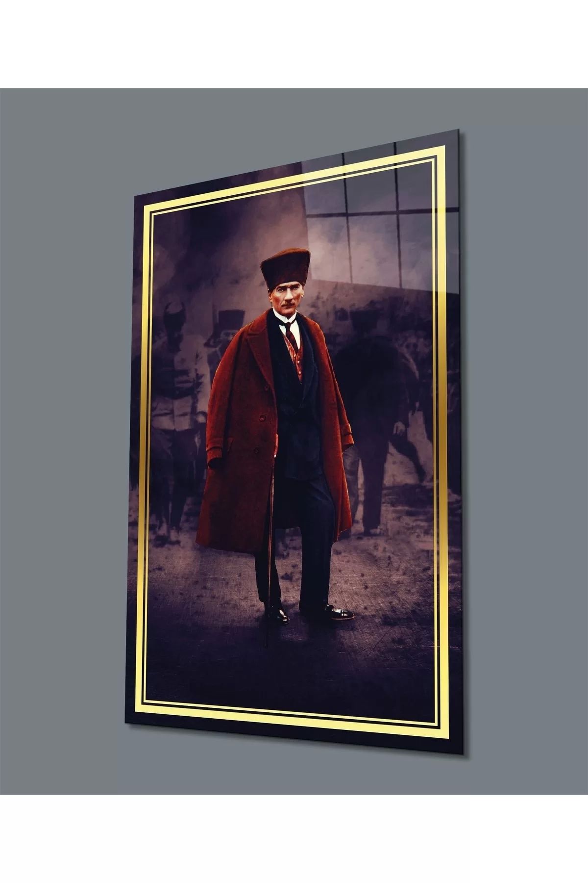 ÖYKÜ VE YİĞİT Gold Şerit Pardesülü Atatürk Cam Tablo, Uv Baskılı Ve Temperli, Hediyelik