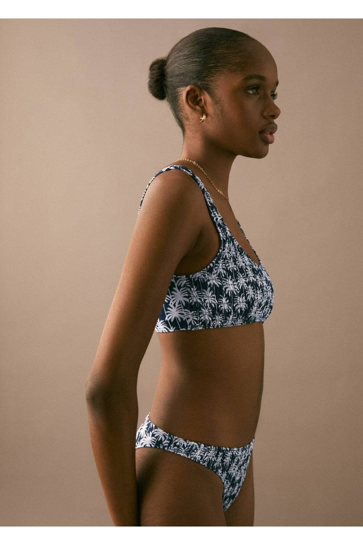 Asimetrik dokulu bikini